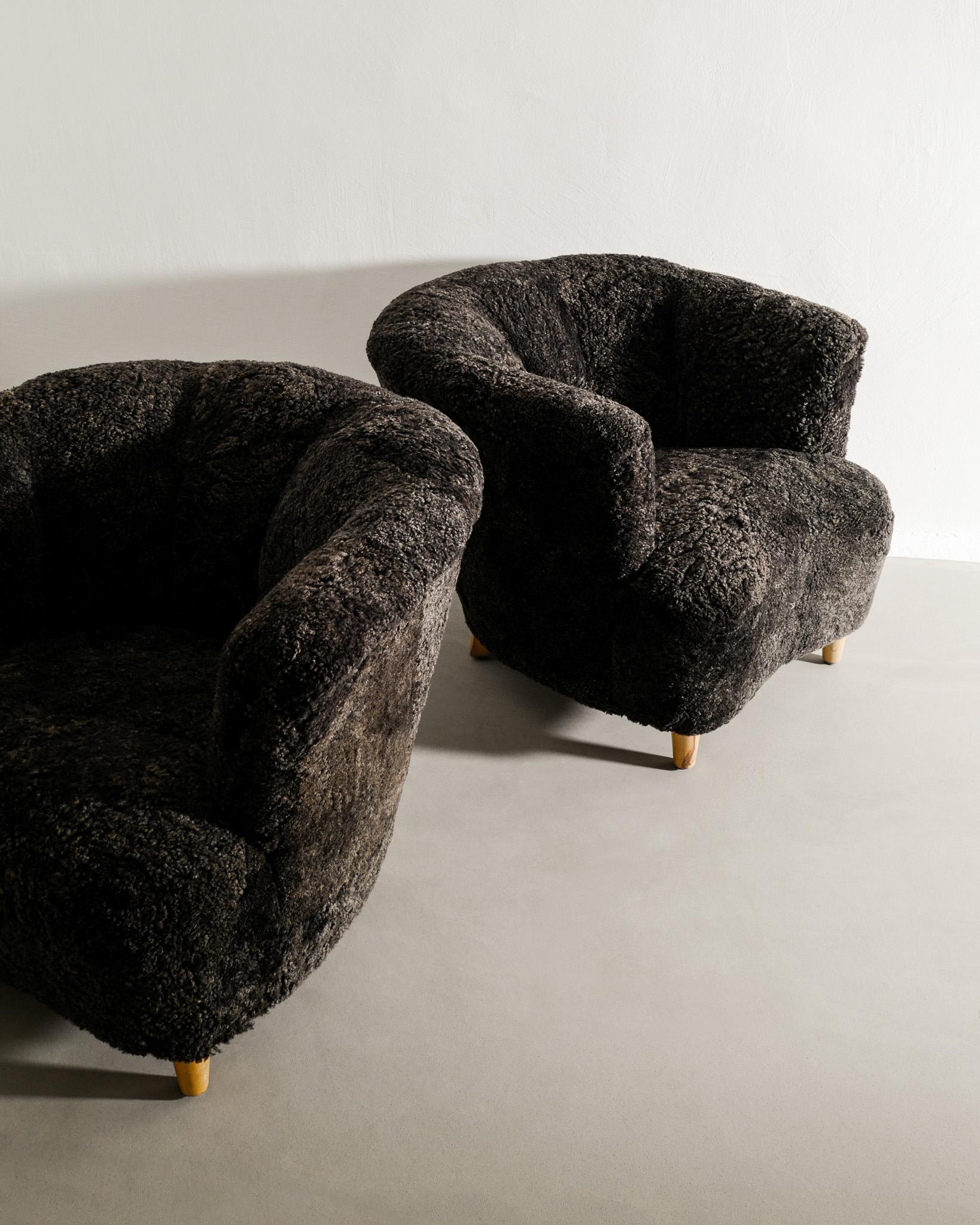 Suédois Paire de fauteuils de salon modernes suédois incurvés en peau de mouton grise produites dans les années 1940 en vente