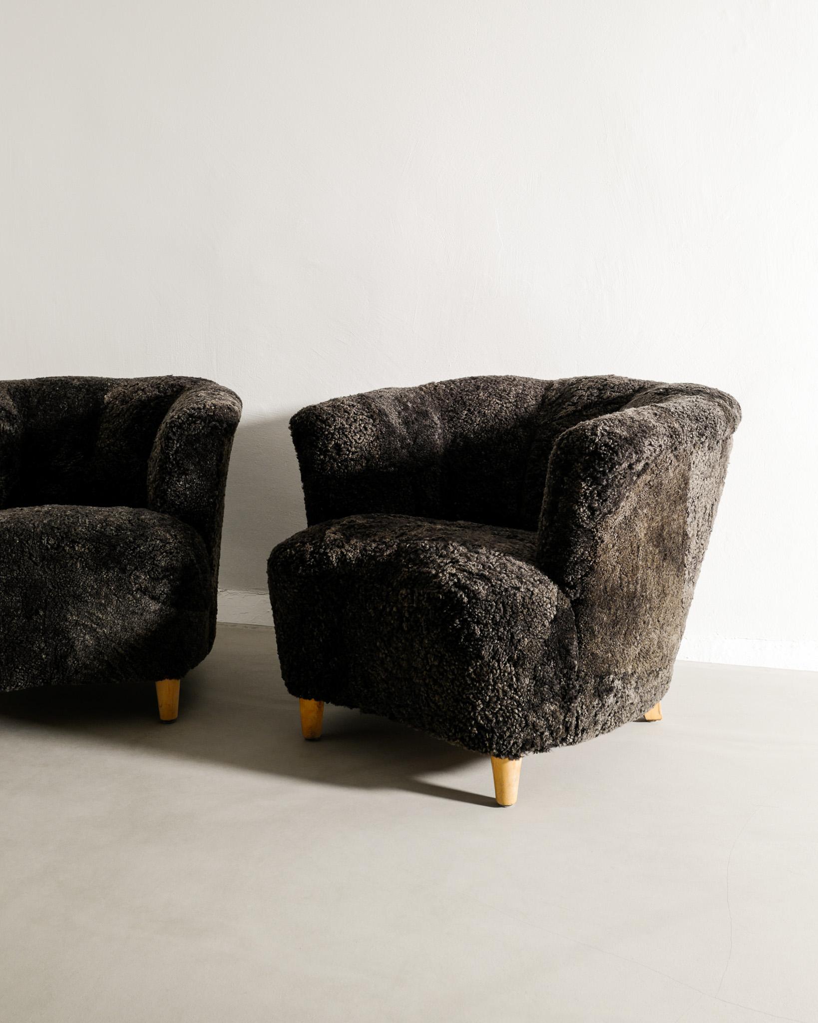 Mid-20th Century Pair of Curved Swedish Modern Arm Lounge Chairs in Grey Sheepskin Produced 1940s For Sale