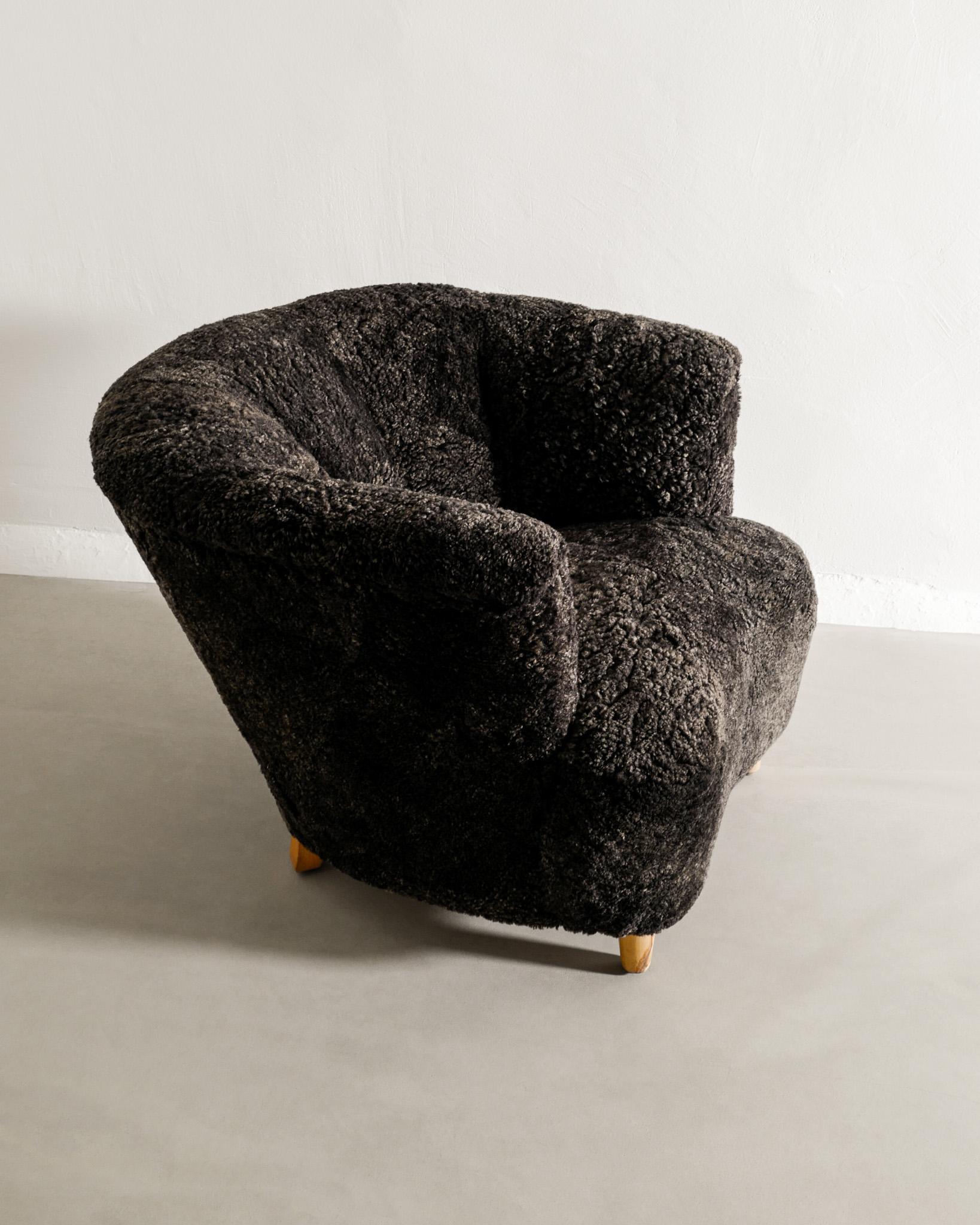Milieu du XXe siècle Paire de fauteuils de salon modernes suédois incurvés en peau de mouton grise produites dans les années 1940 en vente