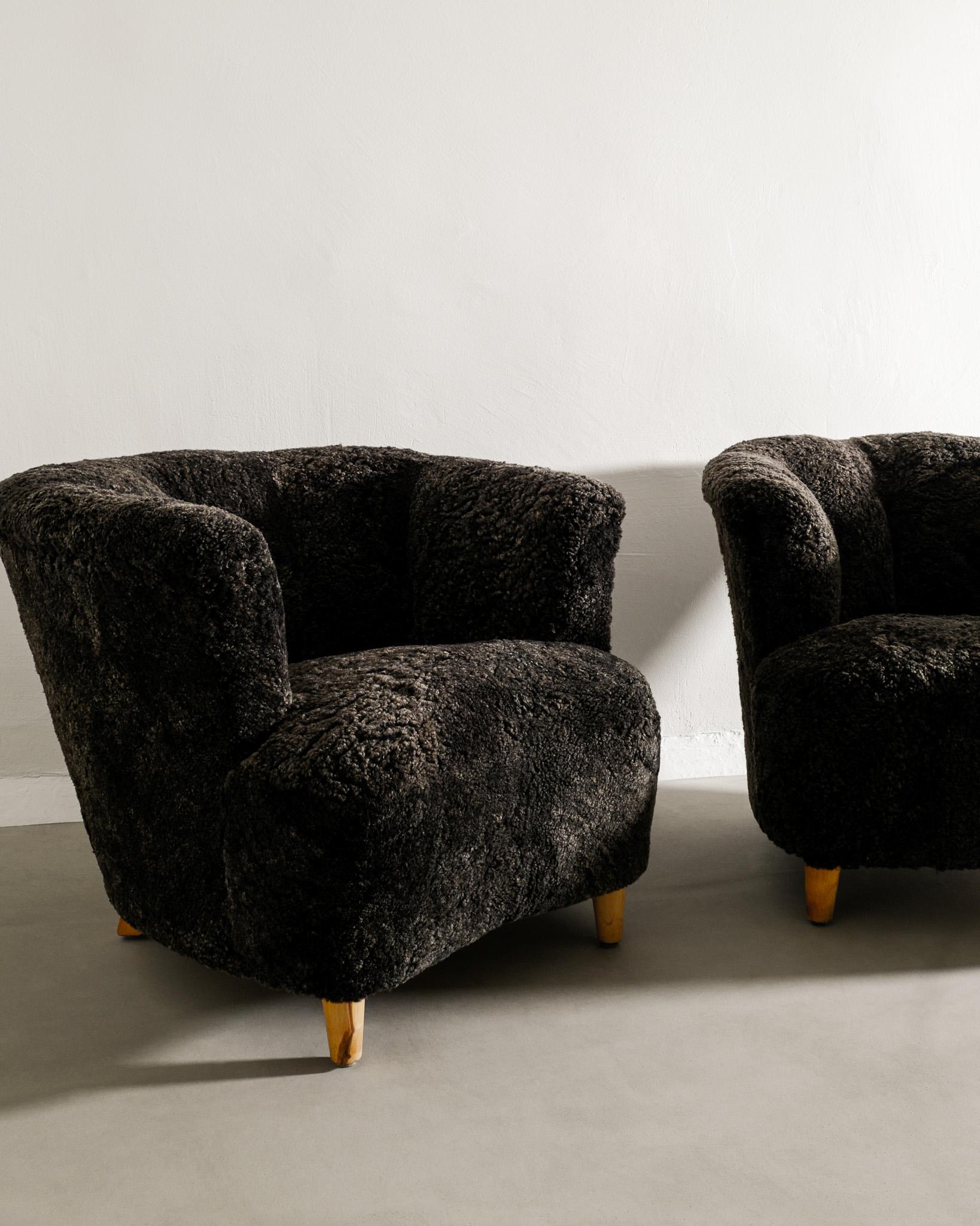 Cuir de mouton Paire de fauteuils de salon modernes suédois incurvés en peau de mouton grise produites dans les années 1940 en vente