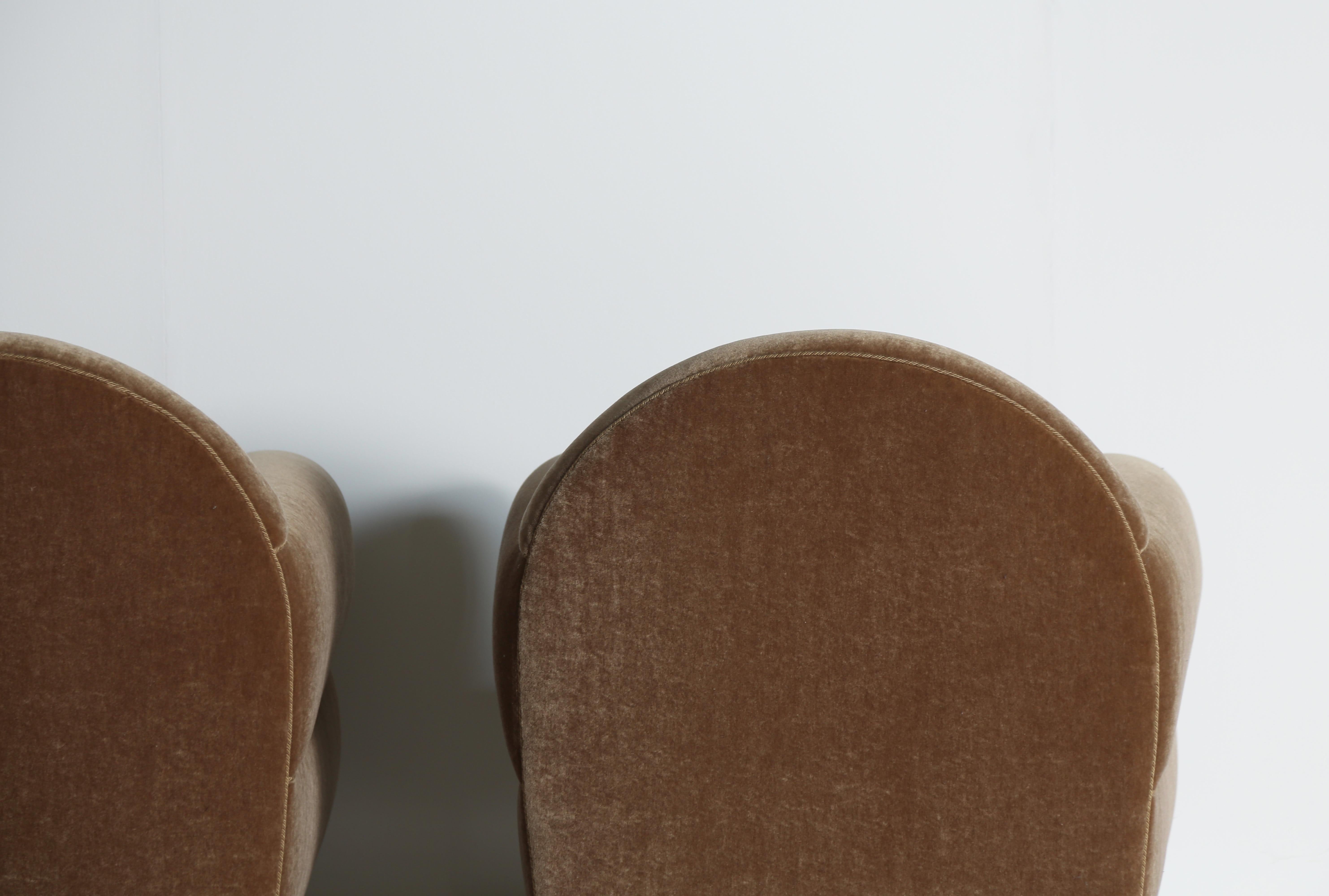 Coppia di poltroncine curvilinee, imbottite in puro mohair in vendita 3