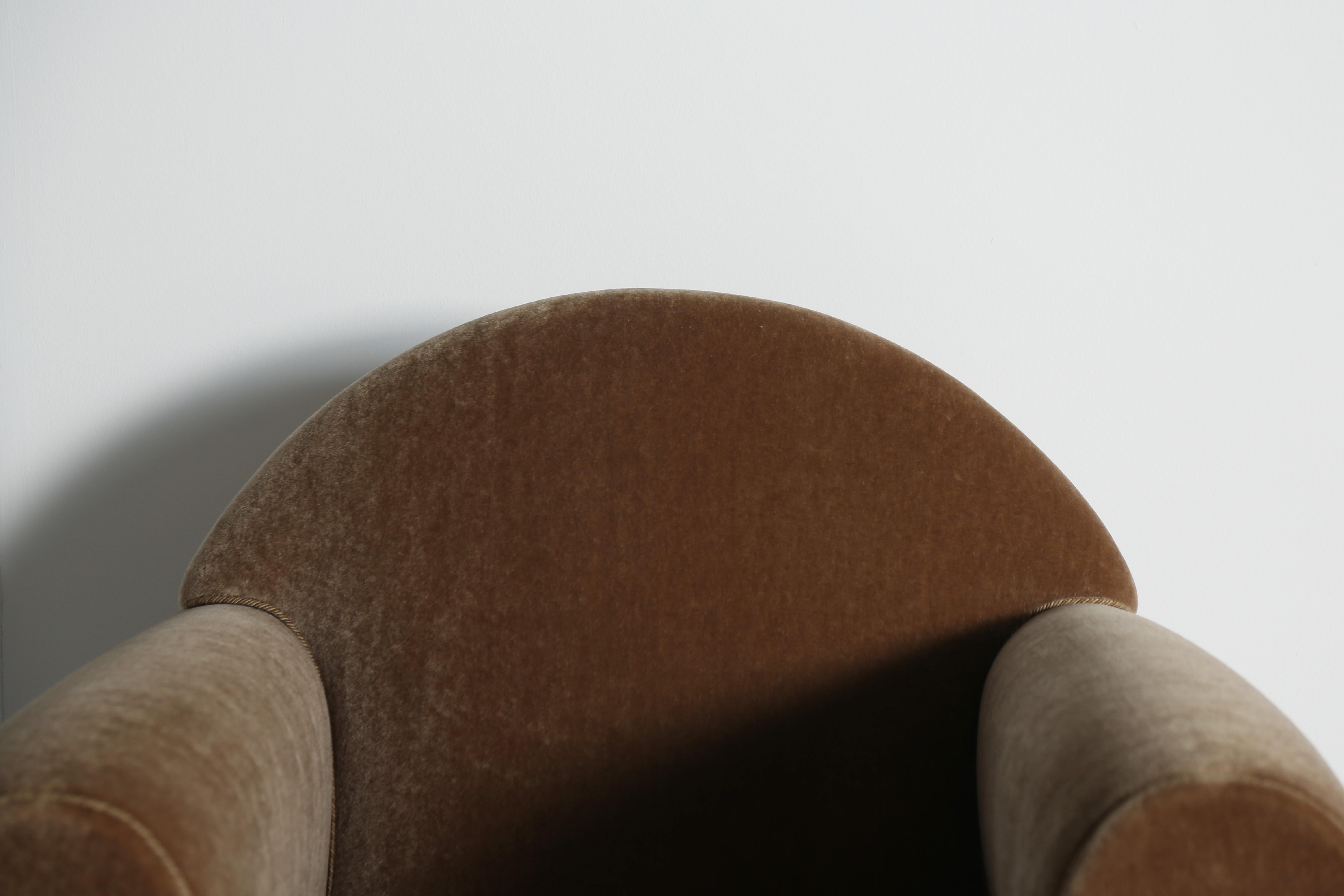 Coppia di poltroncine curvilinee, imbottite in puro mohair in vendita 10