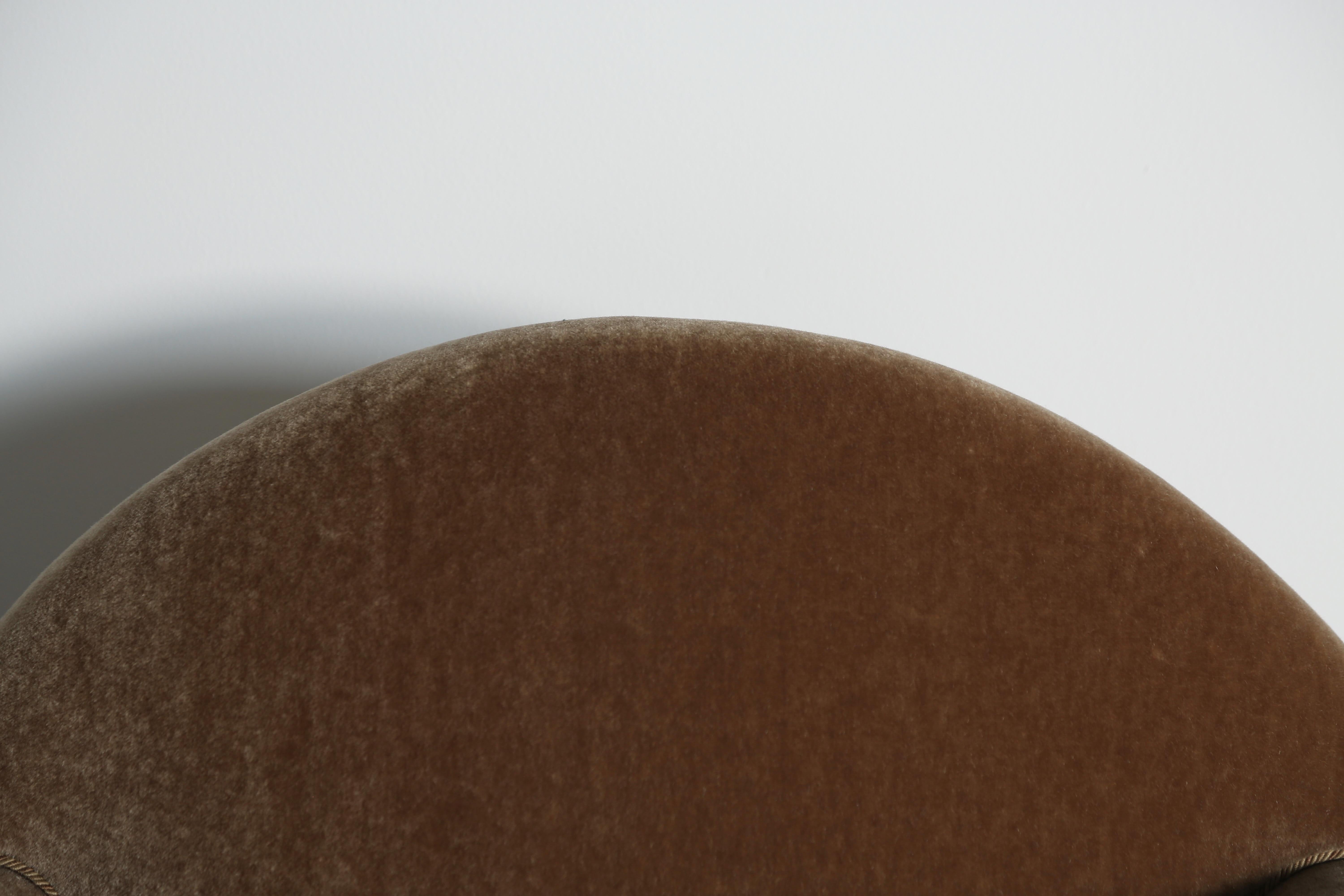 Coppia di poltroncine curvilinee, imbottite in puro mohair in vendita 11