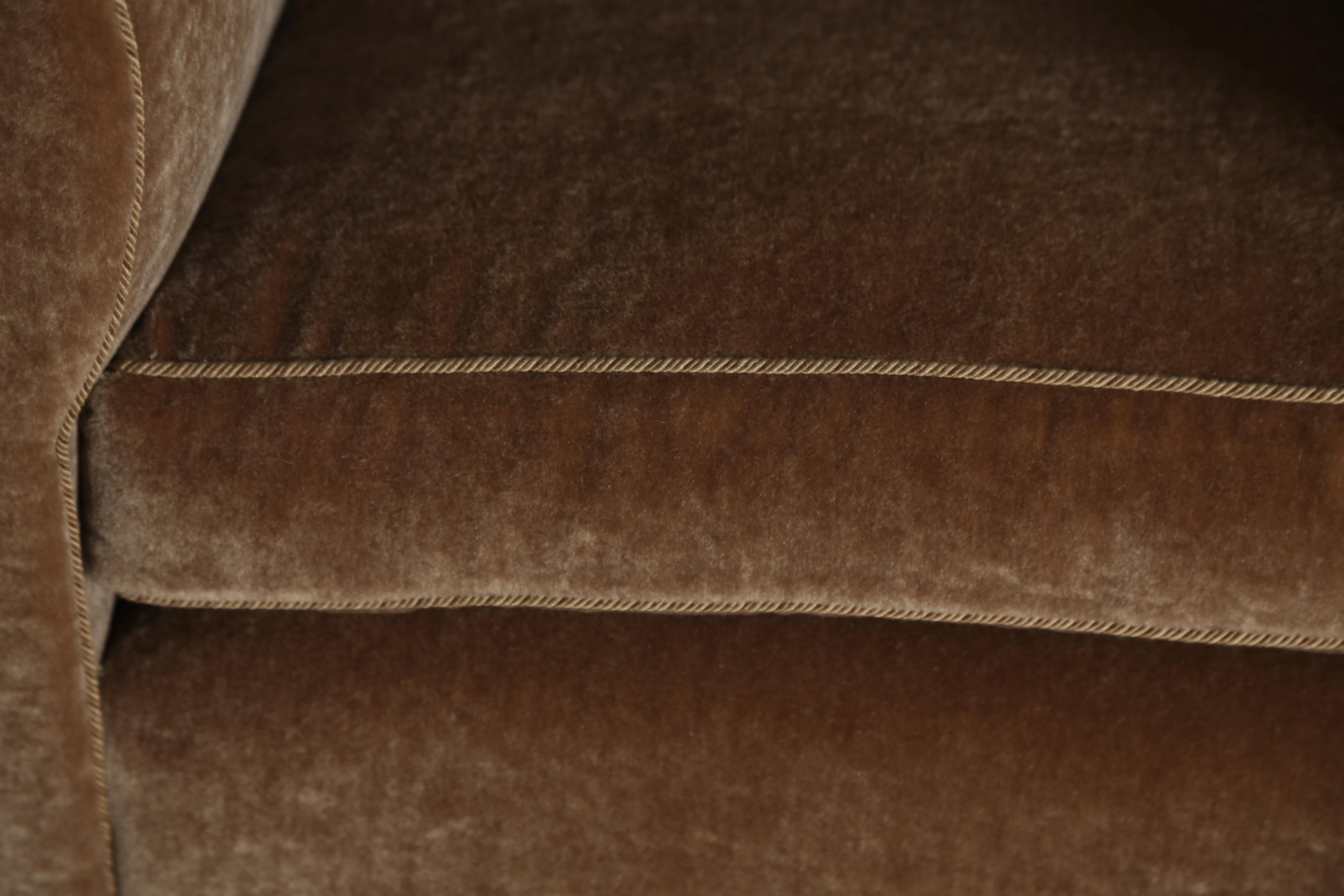 Coppia di poltroncine curvilinee, imbottite in puro mohair in vendita 12