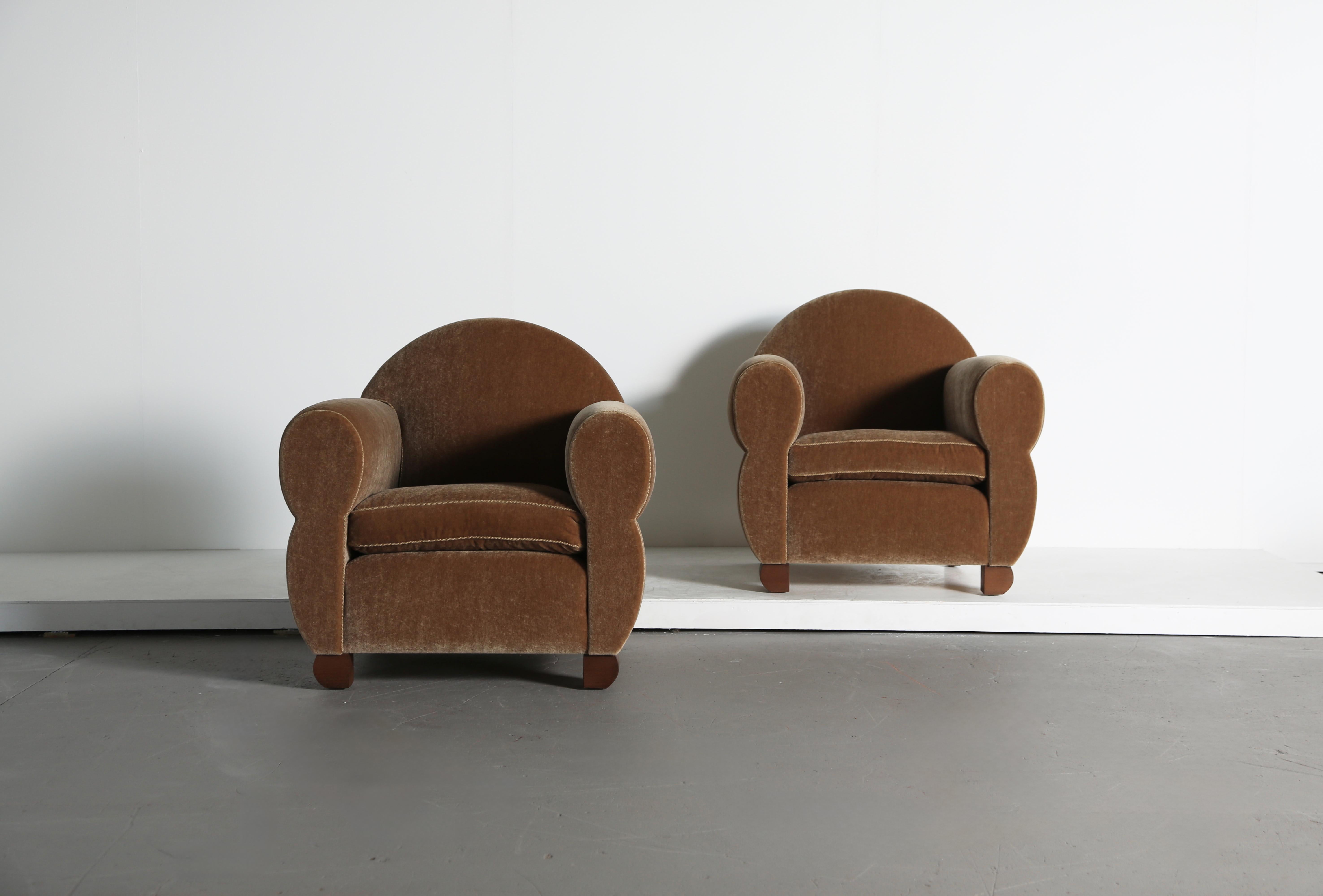 Un'elegante coppia di poltrone moderne con bracci curvi.  Struttura in Beeche e cuscini in piuma.  È stato rivestito di recente con un tessuto di prima qualità, morbido e marrone dorato, in puro mohair, con bordature Samuel and Sons.  Realizzato a