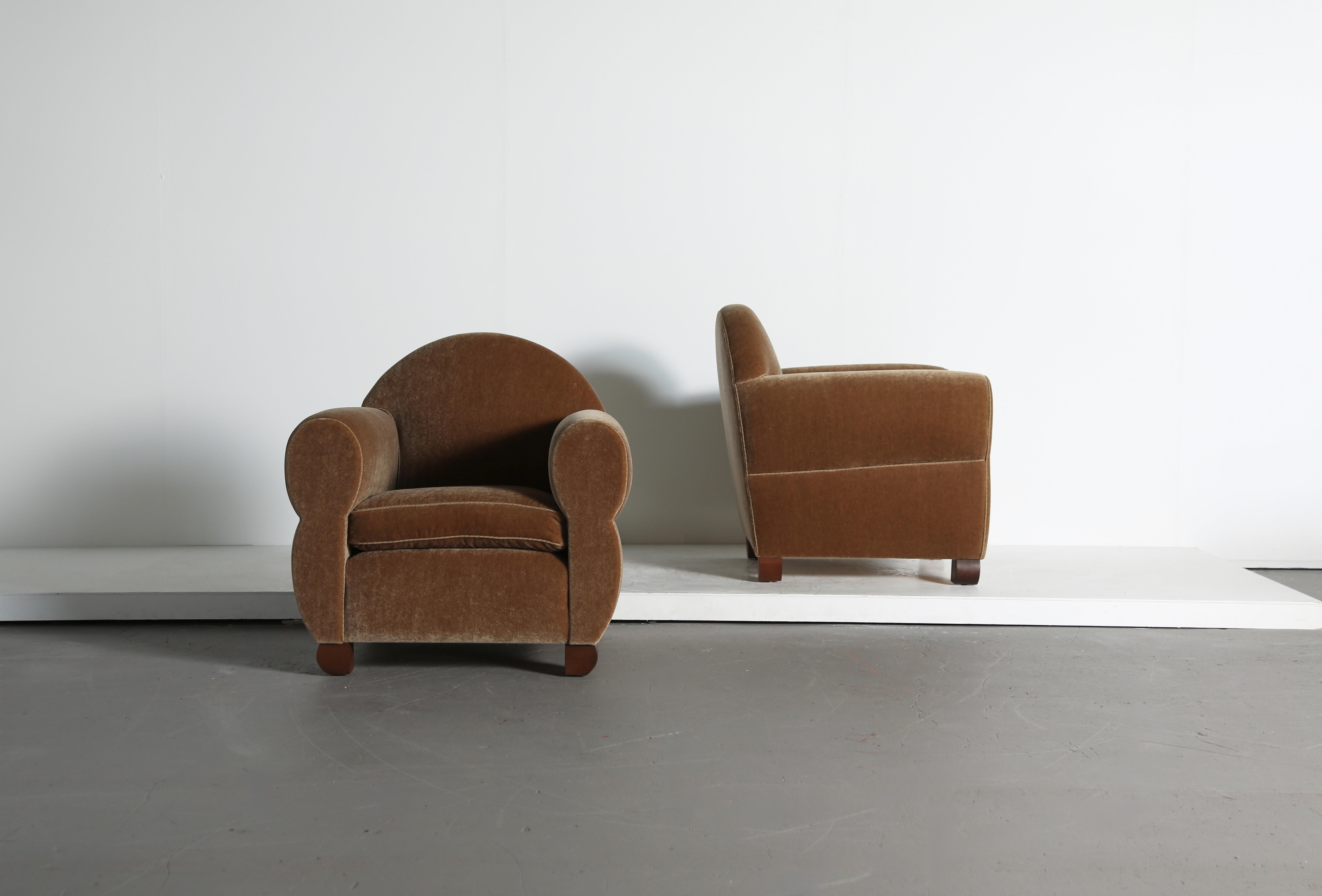 Britannico Coppia di poltroncine curvilinee, imbottite in puro mohair in vendita