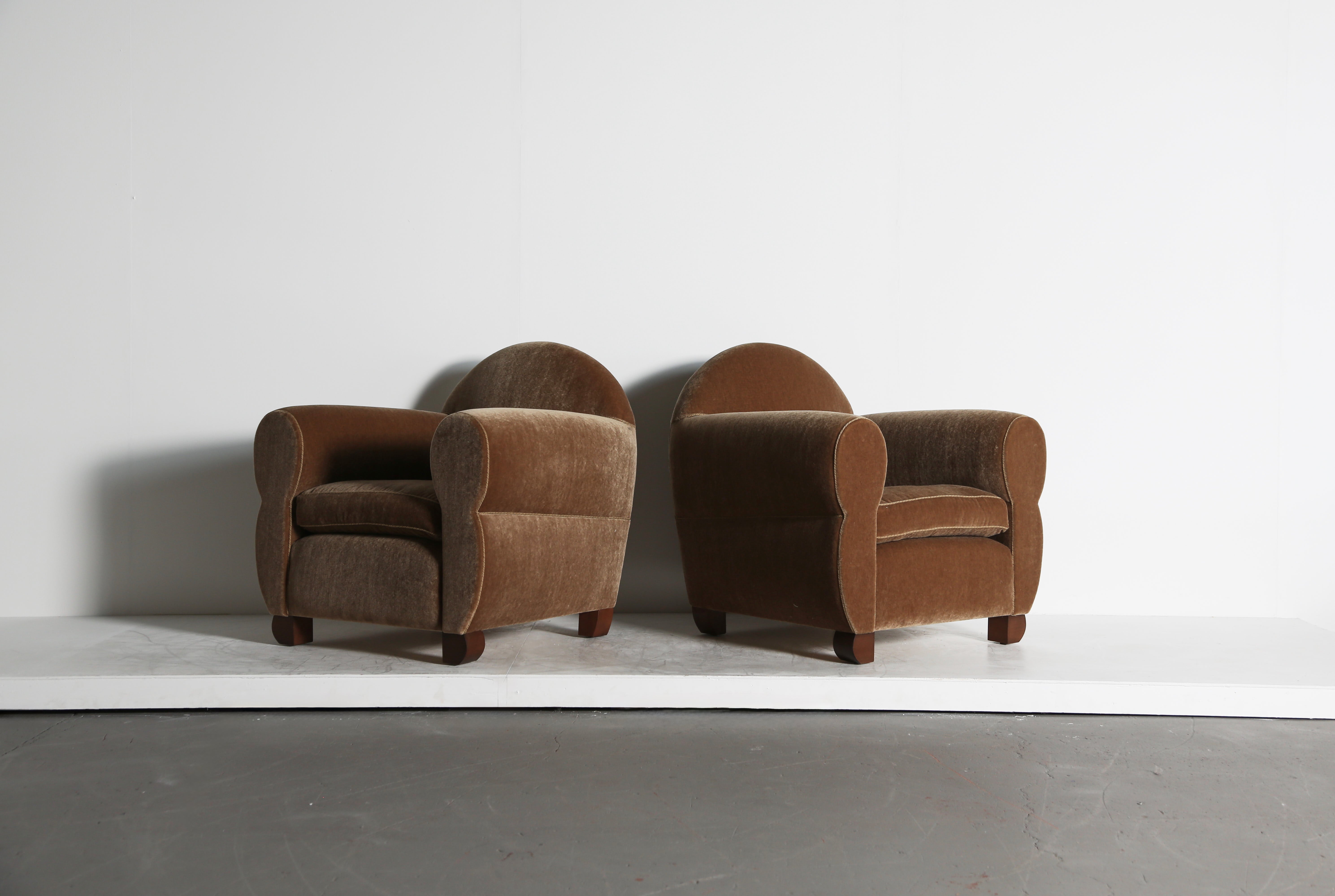 Coppia di poltroncine curvilinee, imbottite in puro mohair In condizioni buone in vendita a Lewes, East Sussex