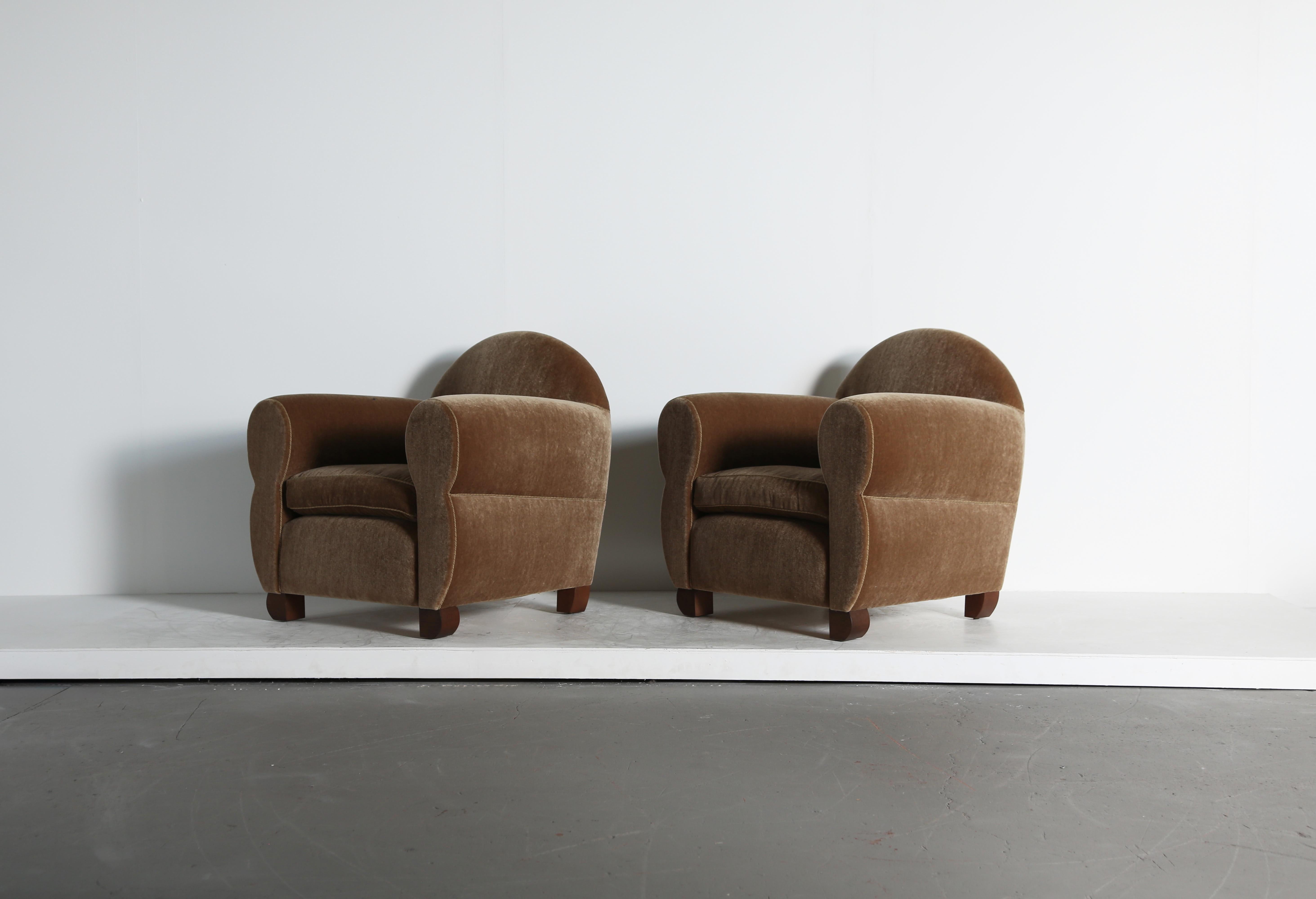 XXI secolo e contemporaneo Coppia di poltroncine curvilinee, imbottite in puro mohair in vendita