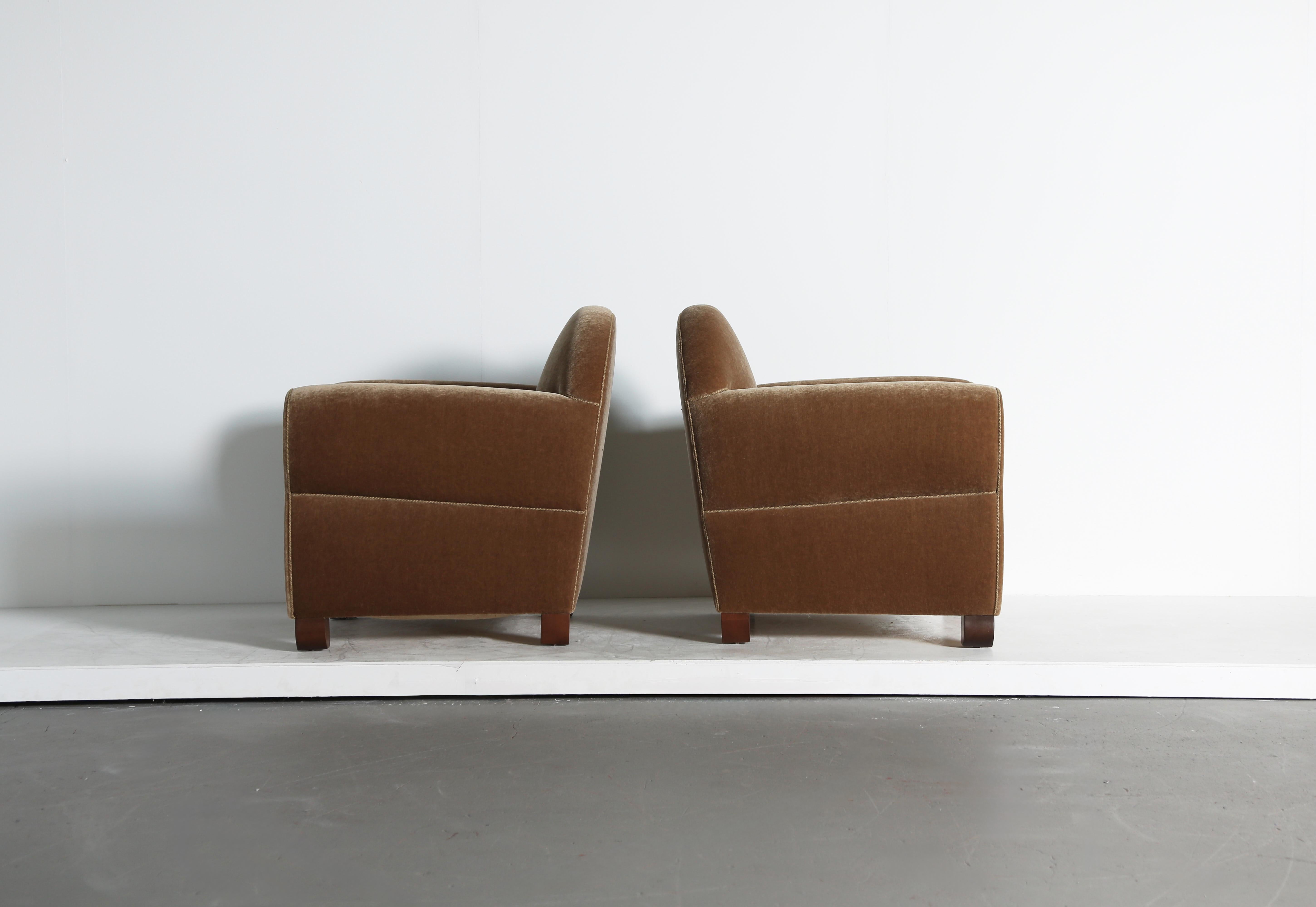 Mohair Coppia di poltroncine curvilinee, imbottite in puro mohair in vendita