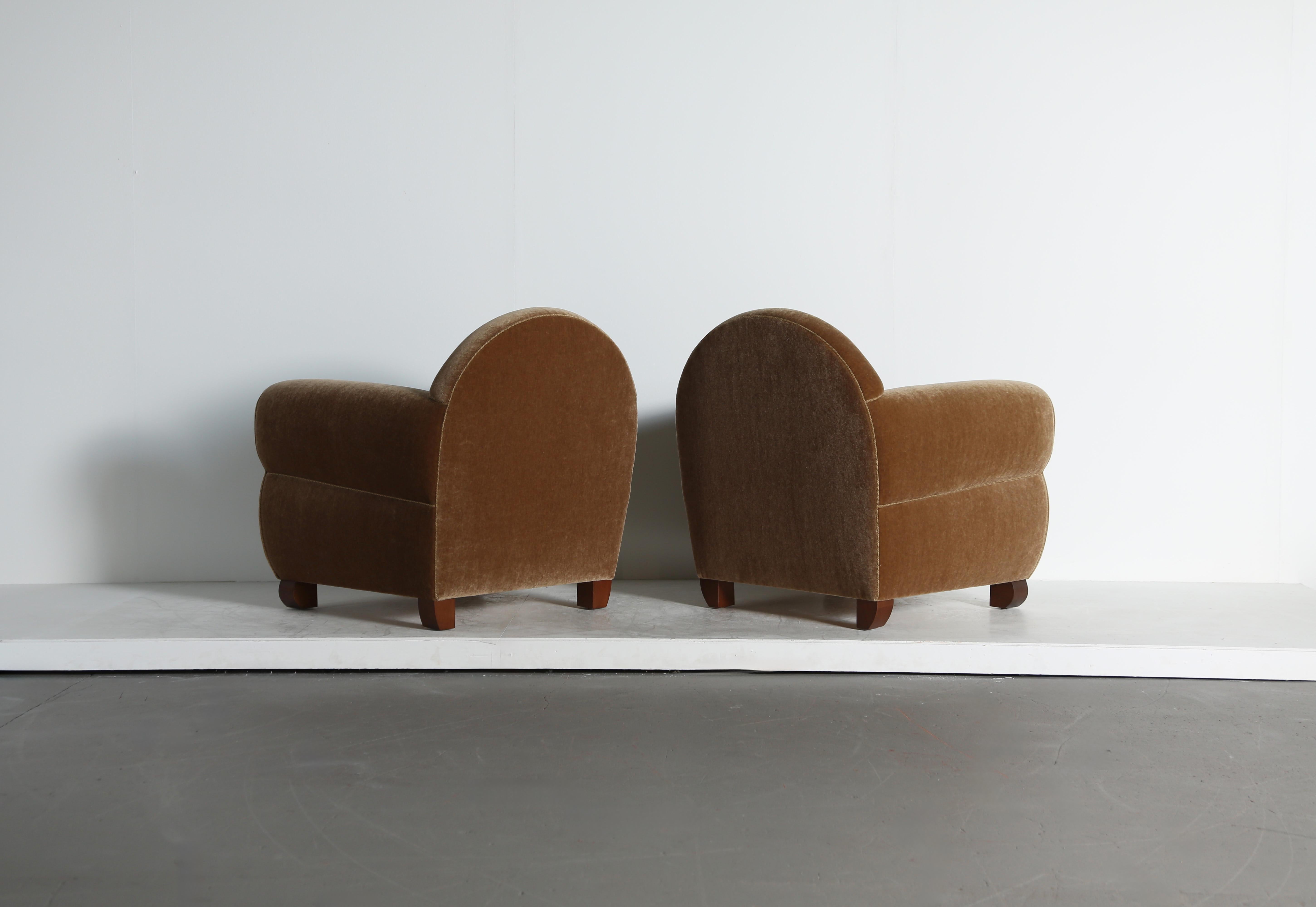 Coppia di poltroncine curvilinee, imbottite in puro mohair in vendita 1
