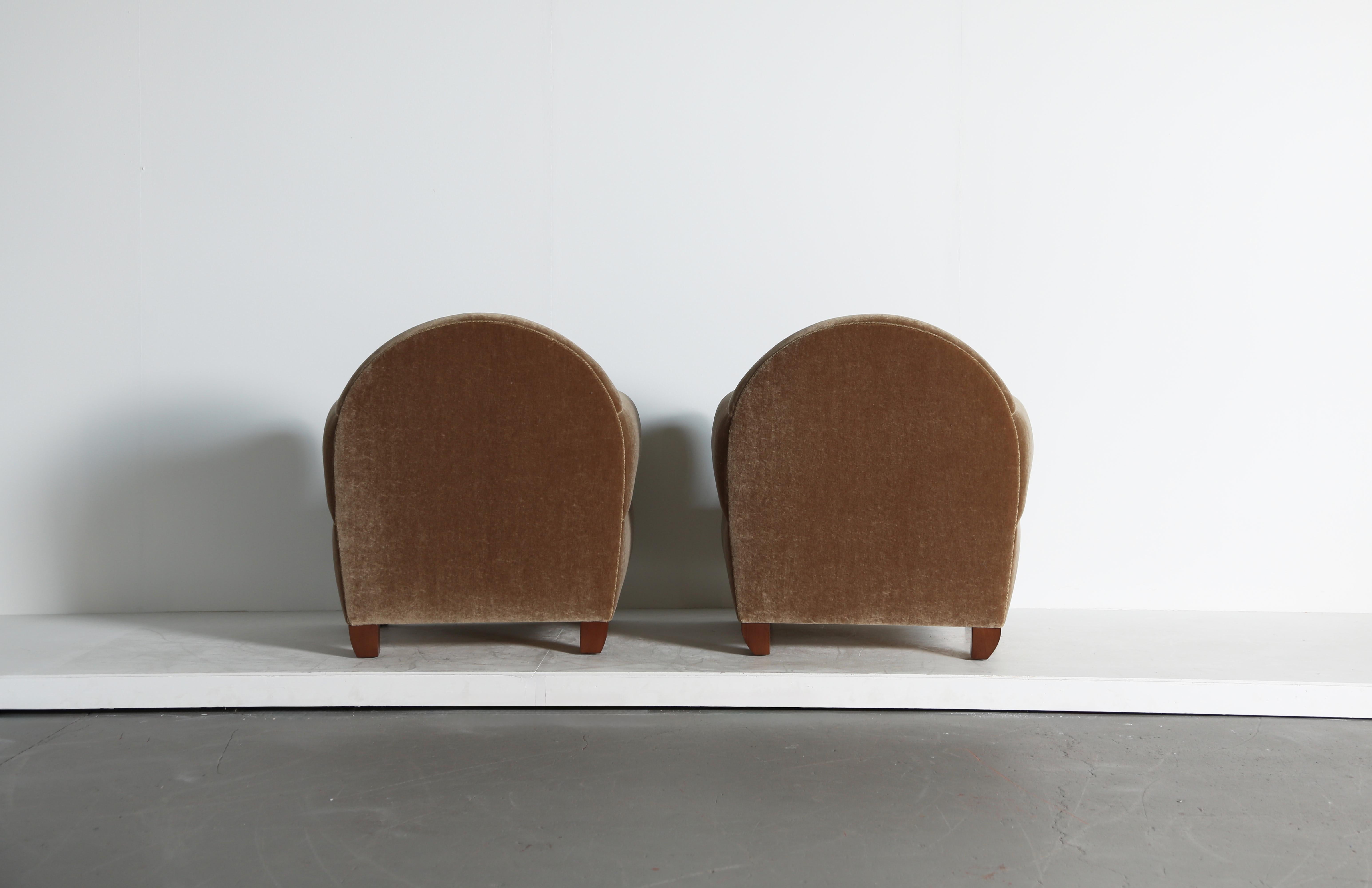 Coppia di poltroncine curvilinee, imbottite in puro mohair in vendita 2