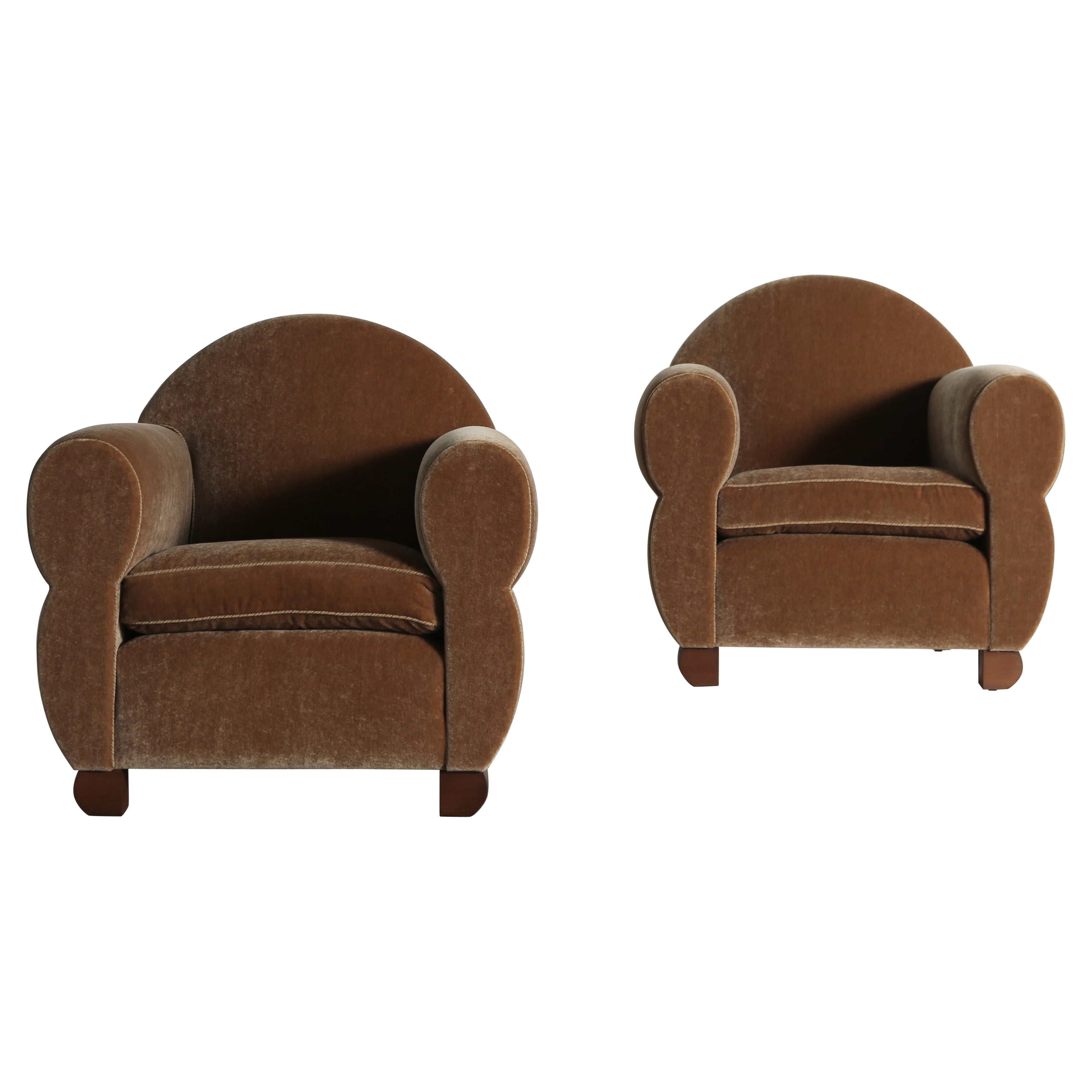 Coppia di poltroncine curvilinee, imbottite in puro mohair in vendita