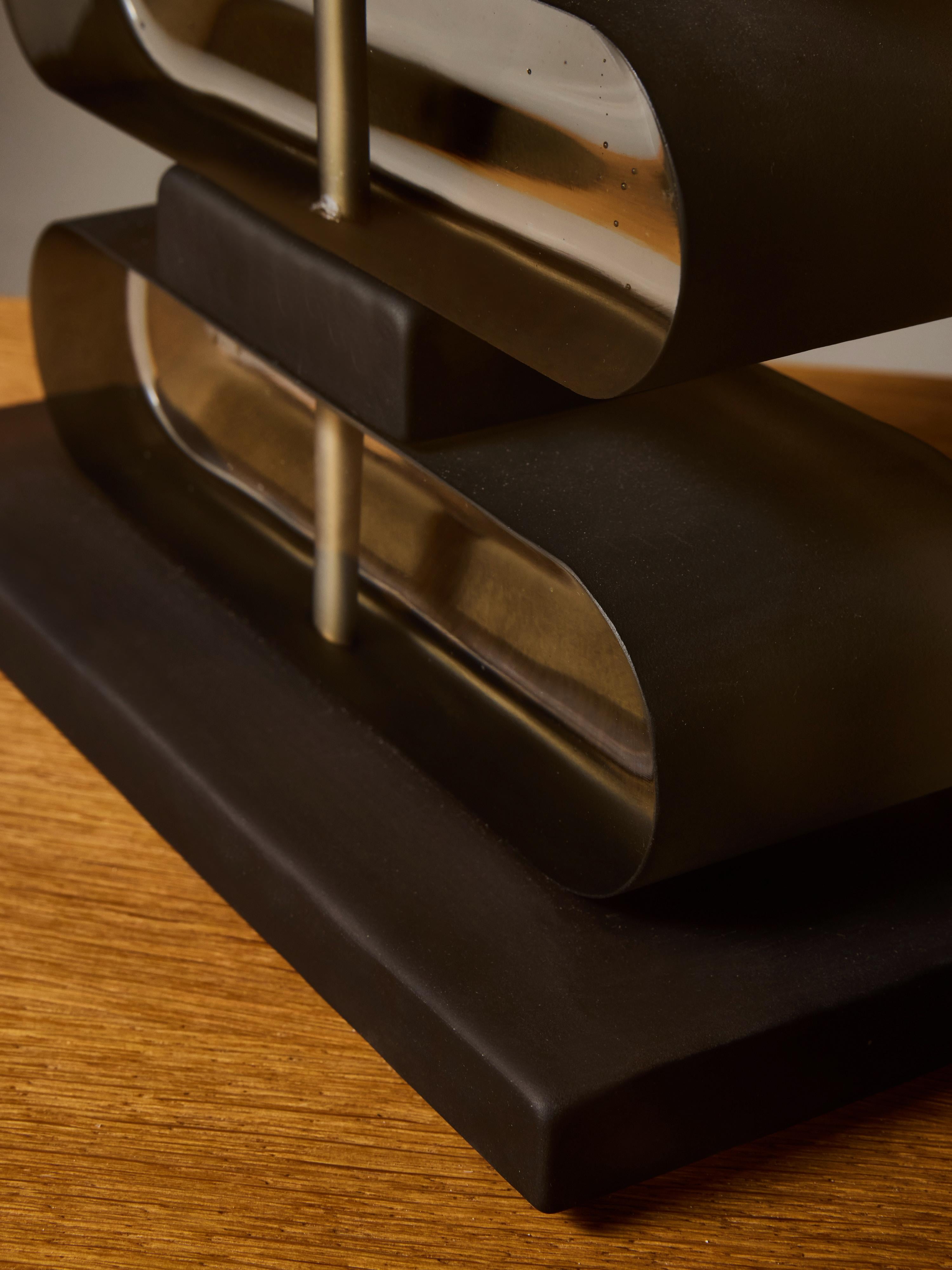 Paire de lampes de table en verre fumé et laiton en vente 3