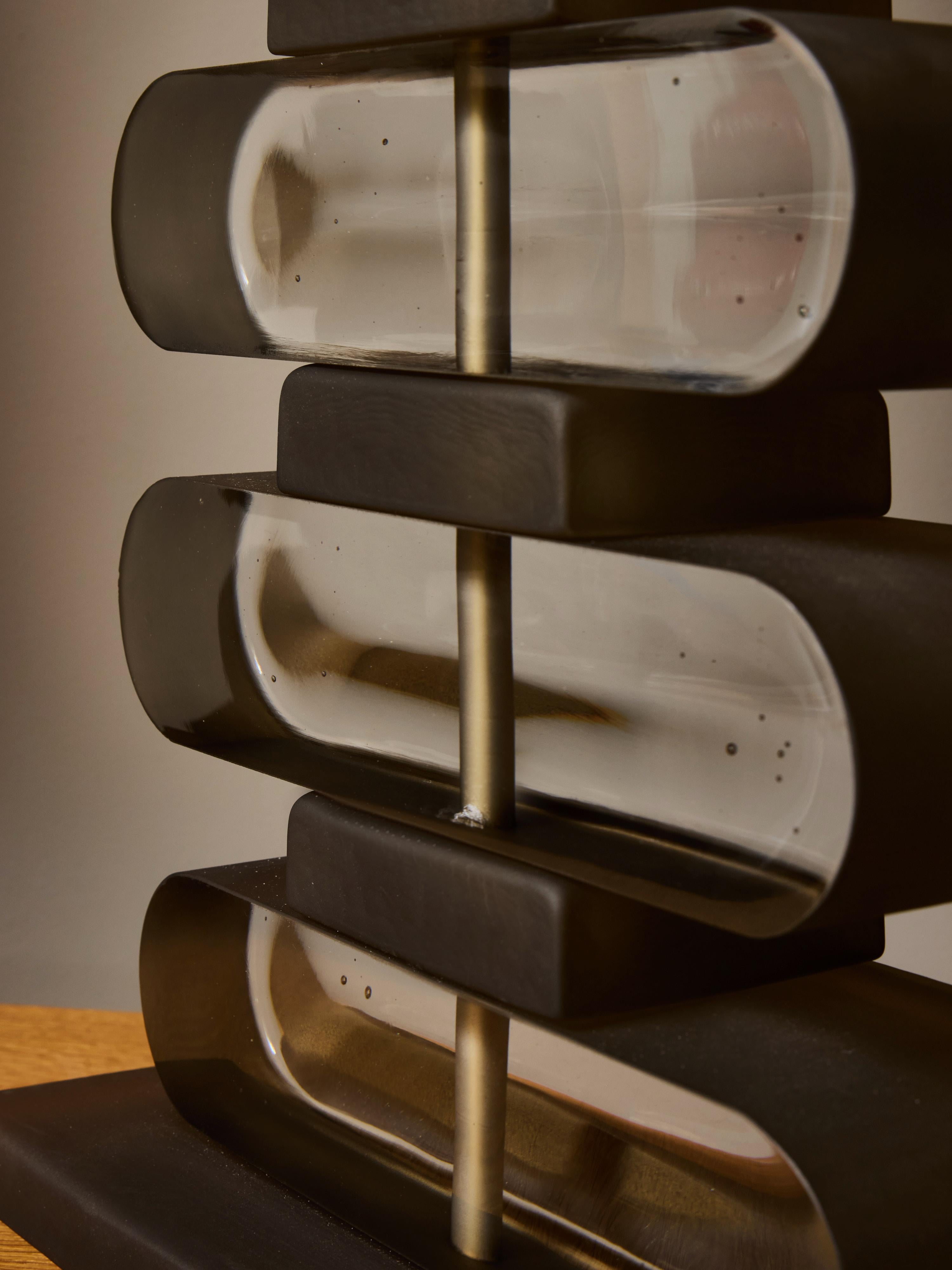 Paire de lampes de table en verre fumé et laiton en vente 4