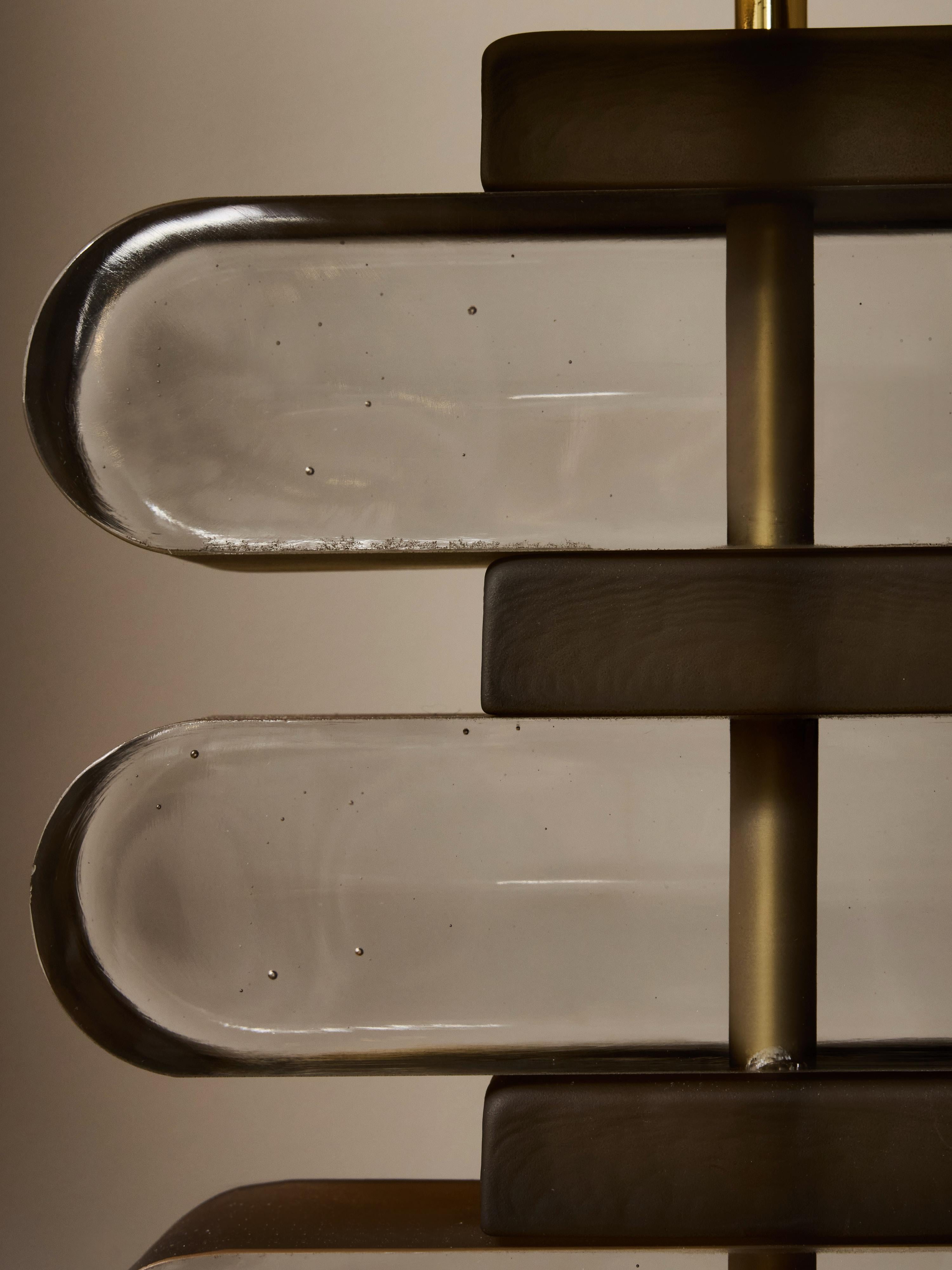 Paire de lampes de table en verre fumé et laiton en vente 5