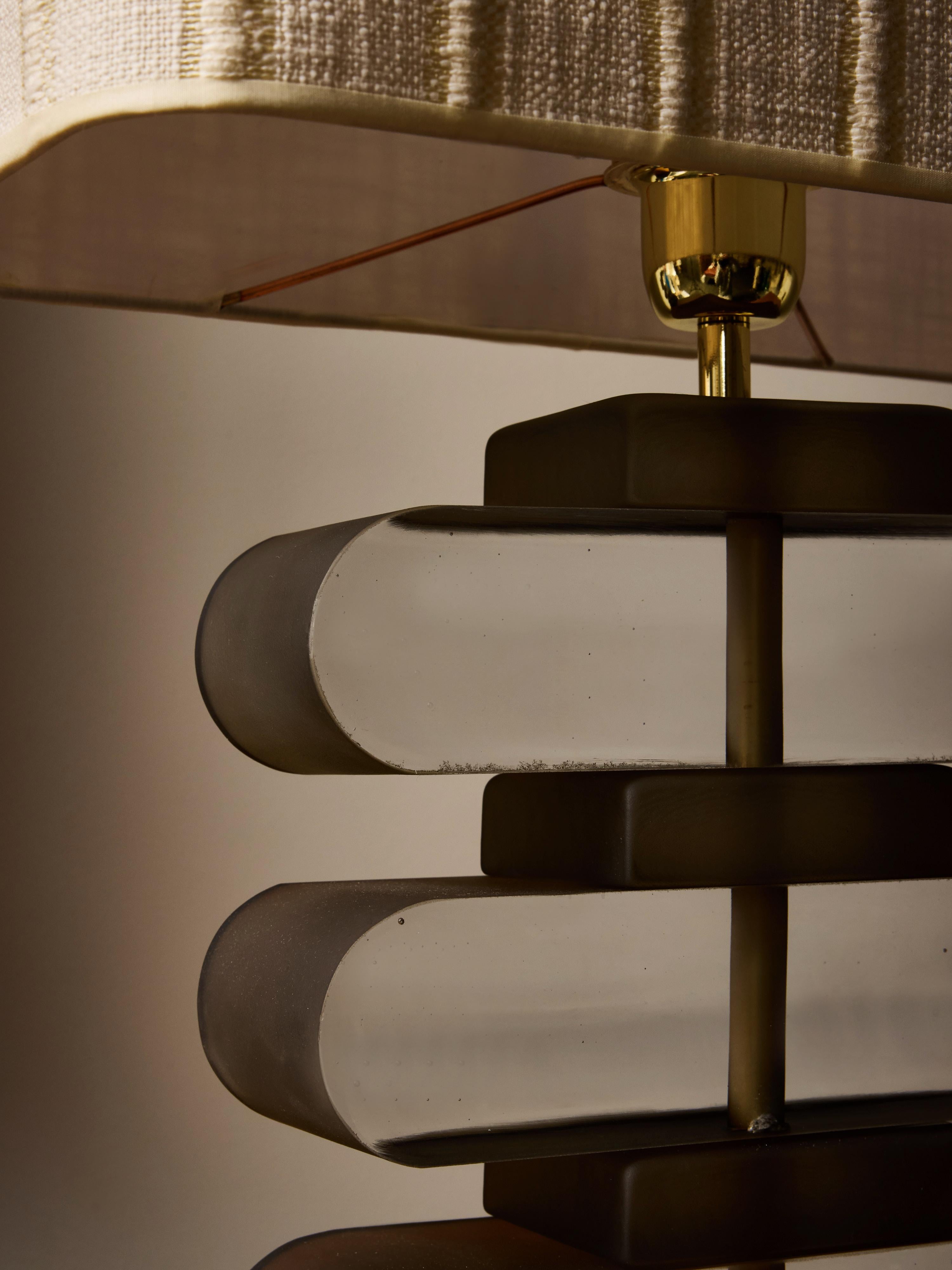 Paire de lampes de table en verre fumé et laiton en vente 6