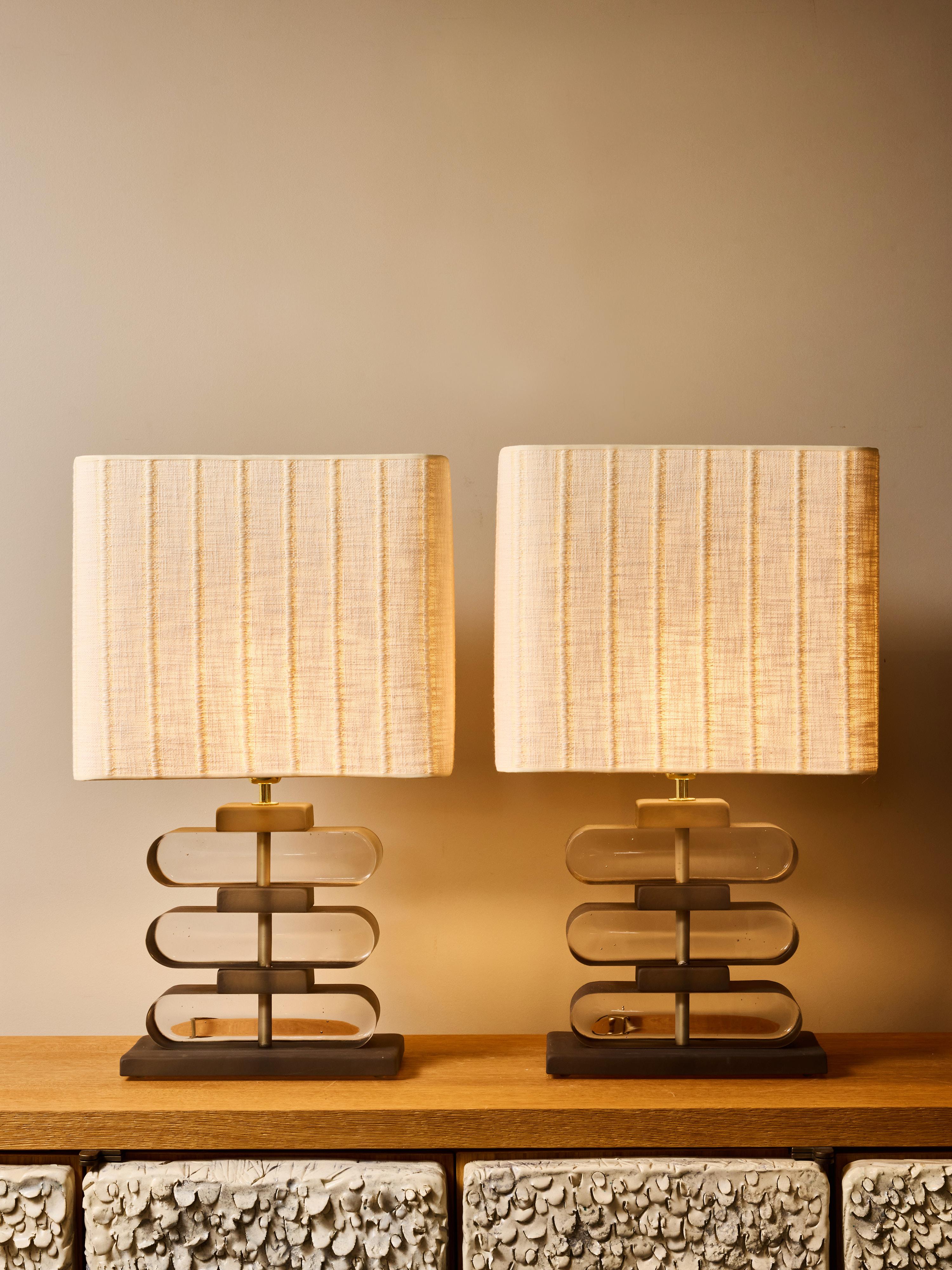 Mid-Century Modern Paire de lampes de table en verre fumé et laiton en vente