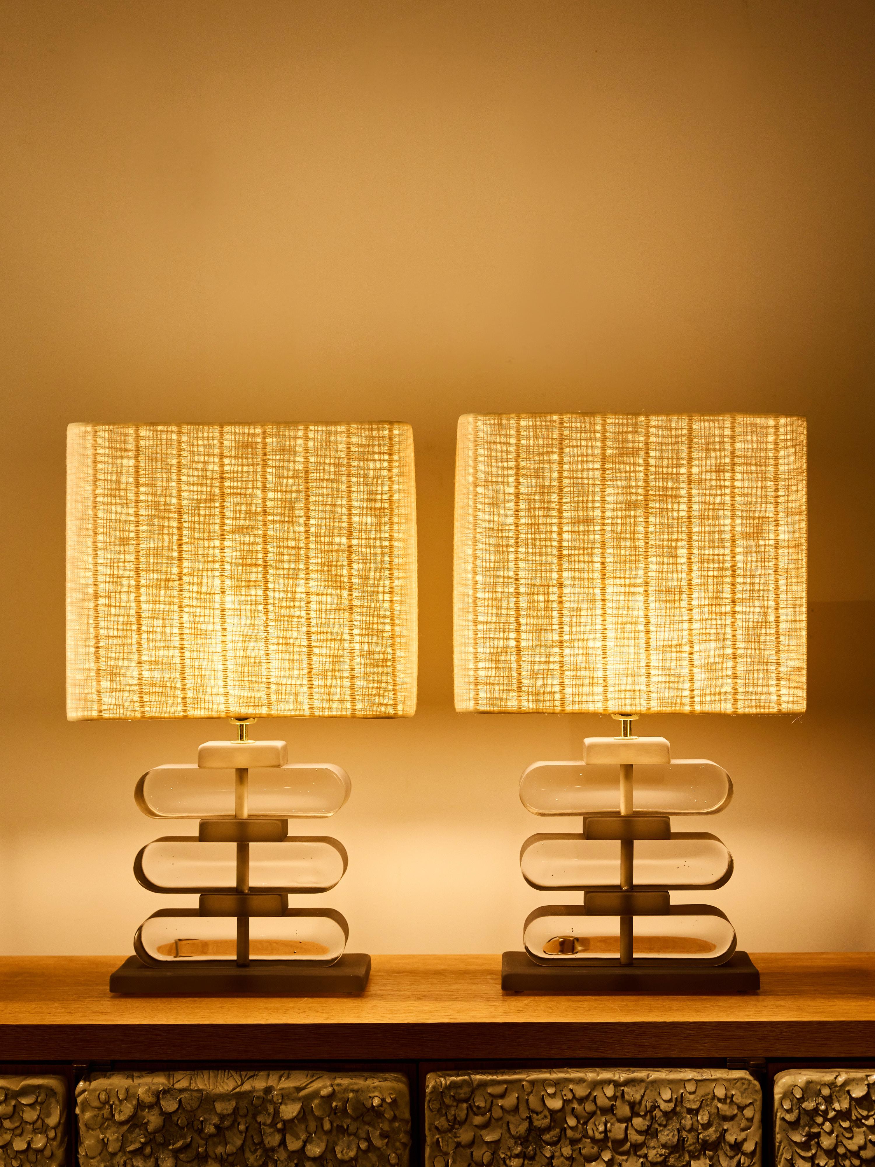 italien Paire de lampes de table en verre fumé et laiton en vente