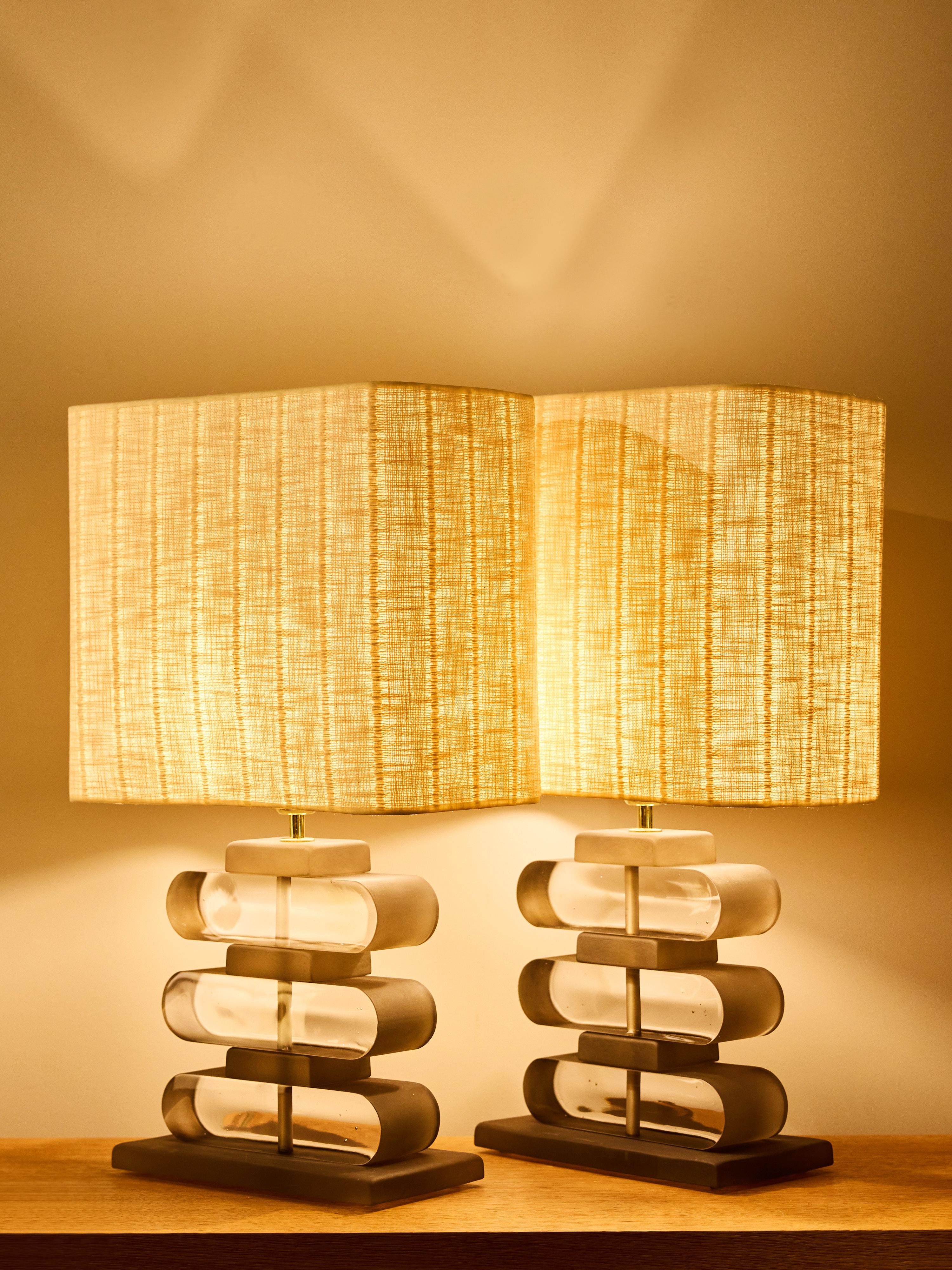 Paire de lampes de table en verre fumé et laiton Neuf - En vente à Saint-Ouen, IDF