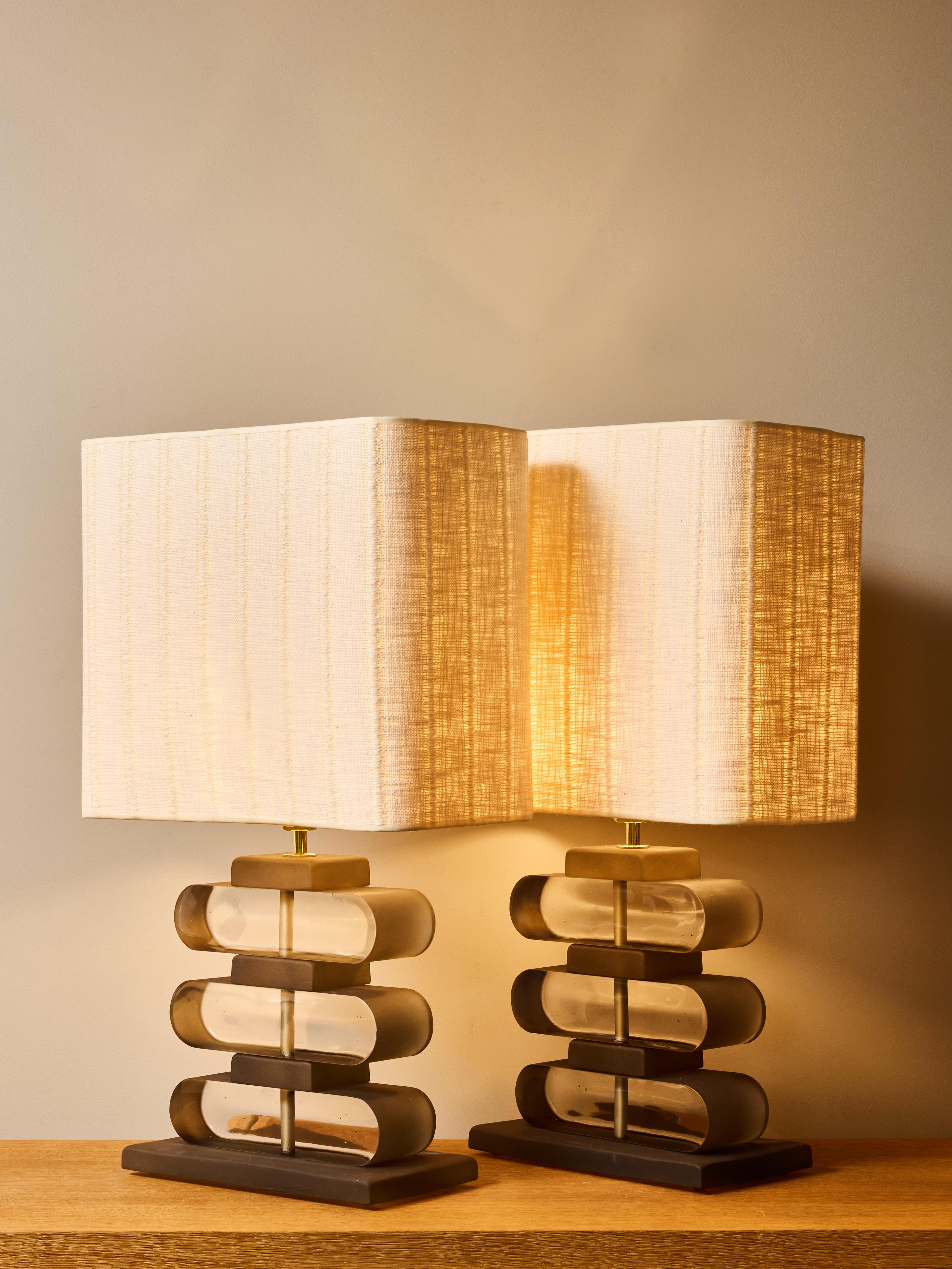 XXIe siècle et contemporain Paire de lampes de table en verre fumé et laiton en vente