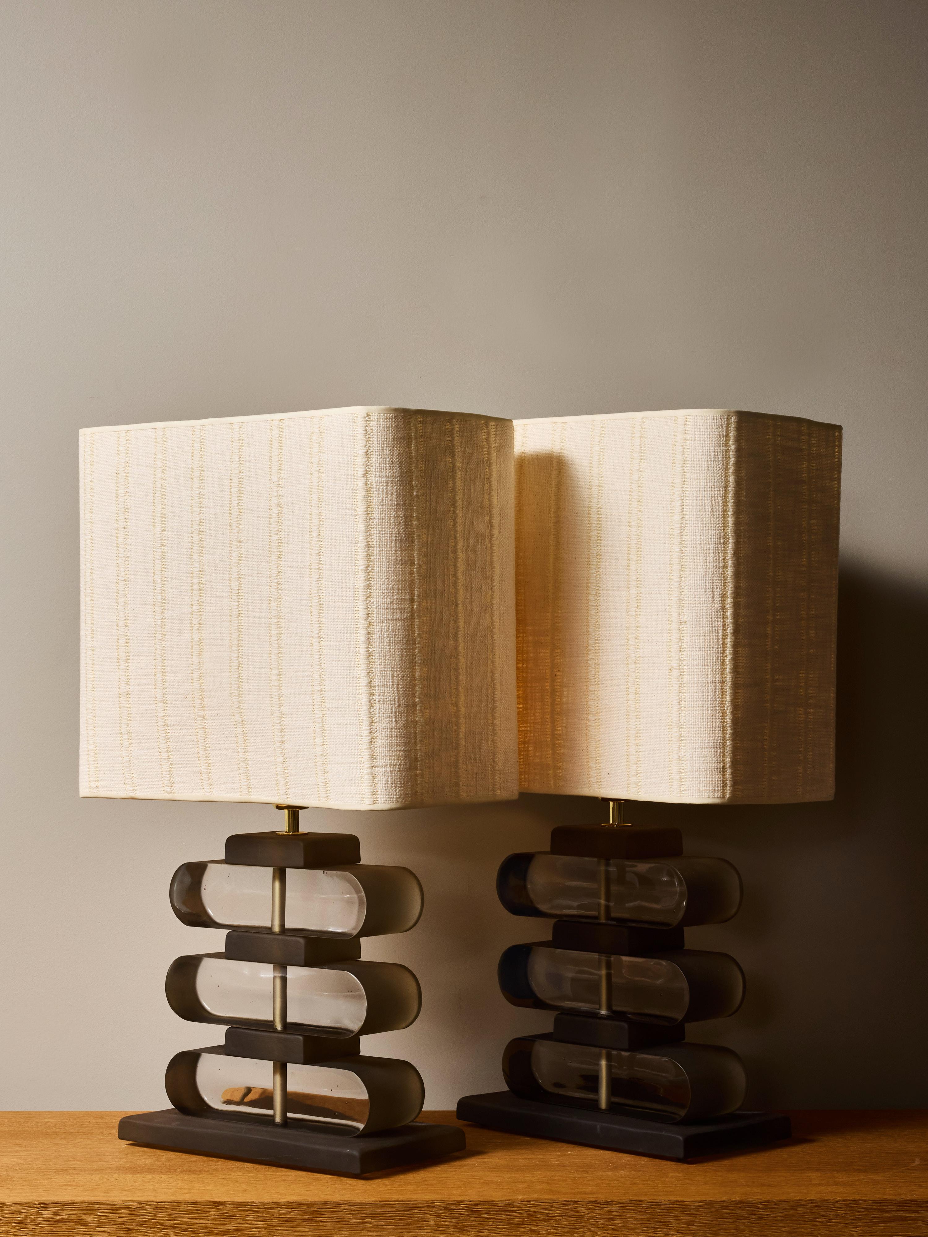 Laiton Paire de lampes de table en verre fumé et laiton en vente