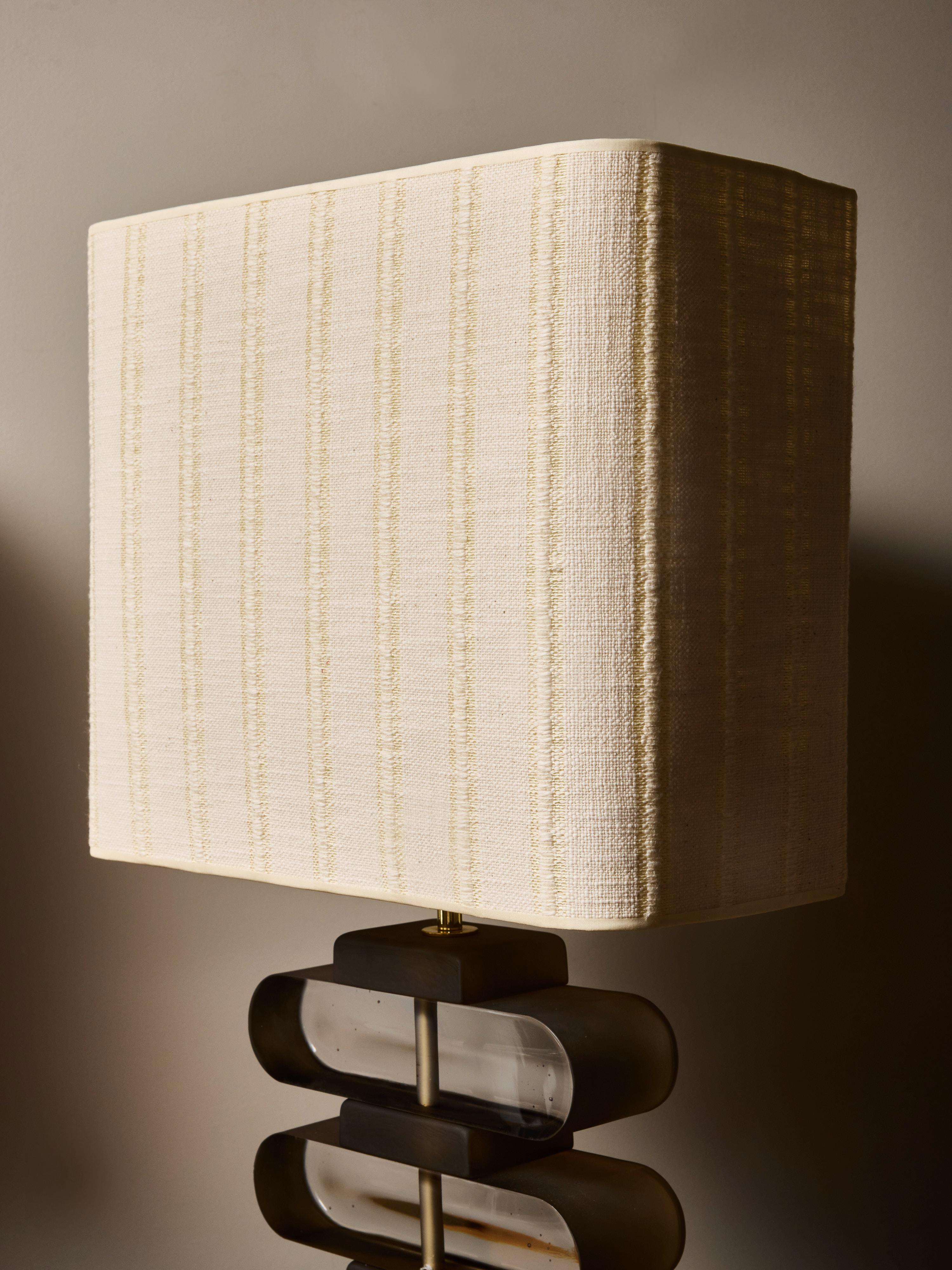 Paire de lampes de table en verre fumé et laiton en vente 1