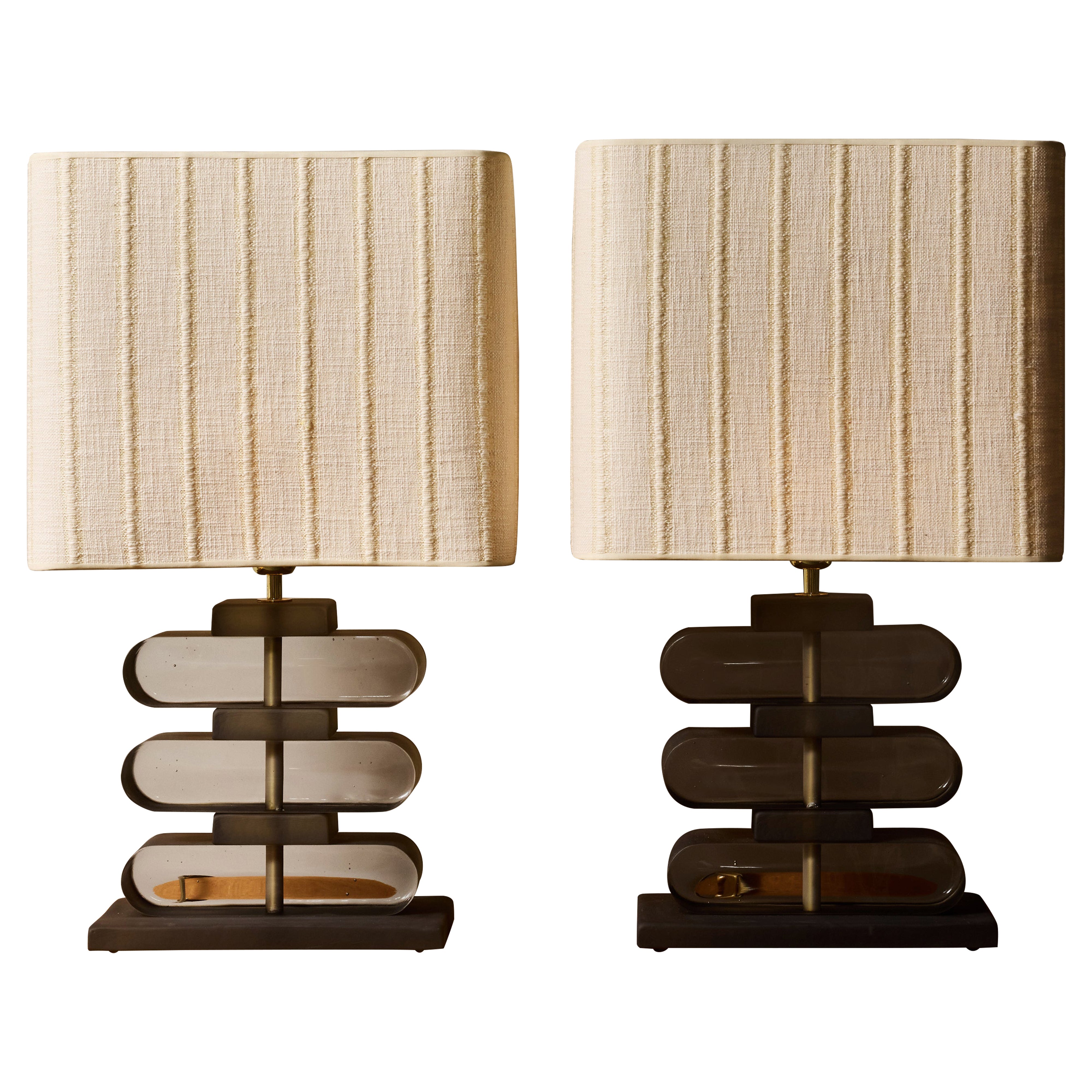 Paire de lampes de table en verre fumé et laiton en vente