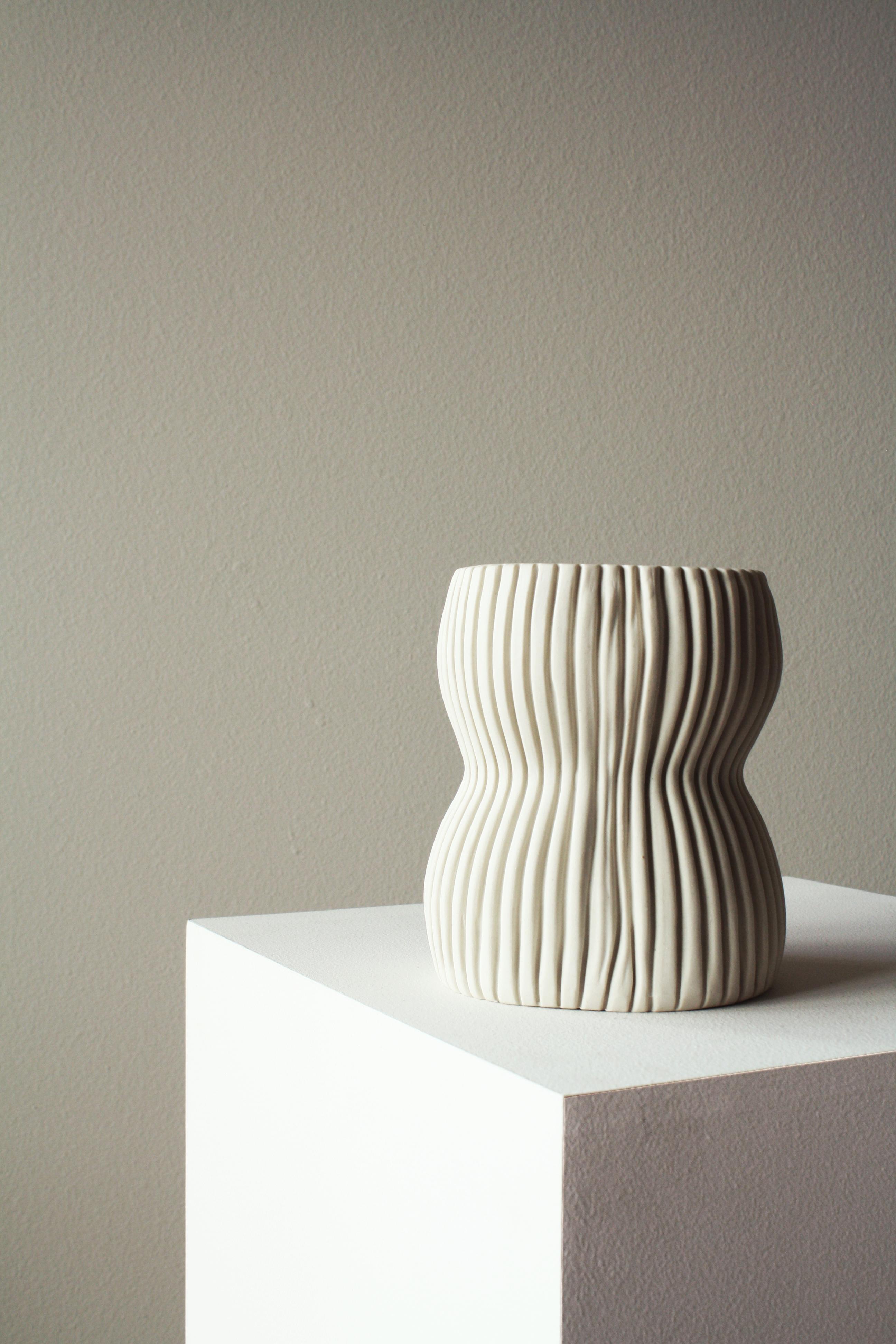Paar geschwungene Vasen aus strukturiertem weißem Porzellan von Cym Warkov (amerikanisch) im Angebot