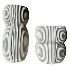 Paire de vases en porcelaine blanche texturée et courbée, par Cym Warkov