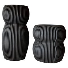 Paar geschwungene Vasen aus strukturiertem schwarzem Porzellan von Cym Warkov