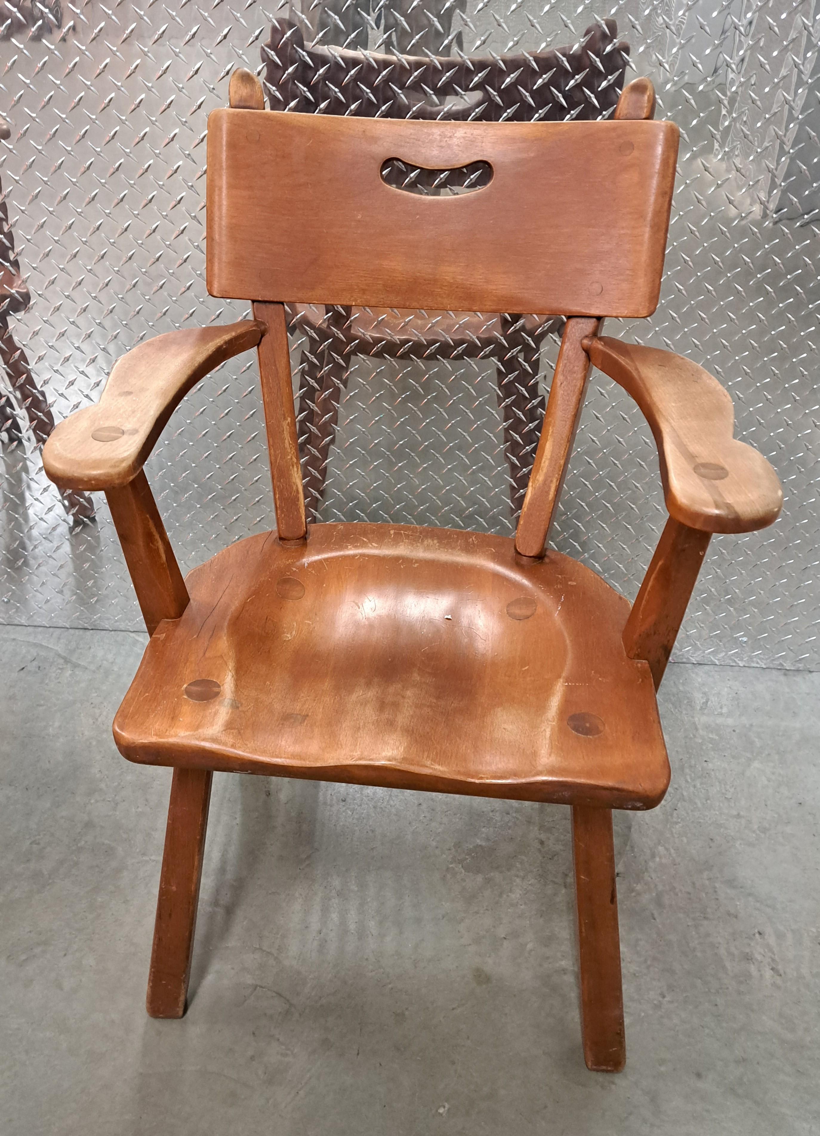 Paar Cushman Furniture Co. Frühe amerikanische geschnitzte Kapitäns-Esszimmerstühle aus Holz (American Arts and Crafts) im Angebot