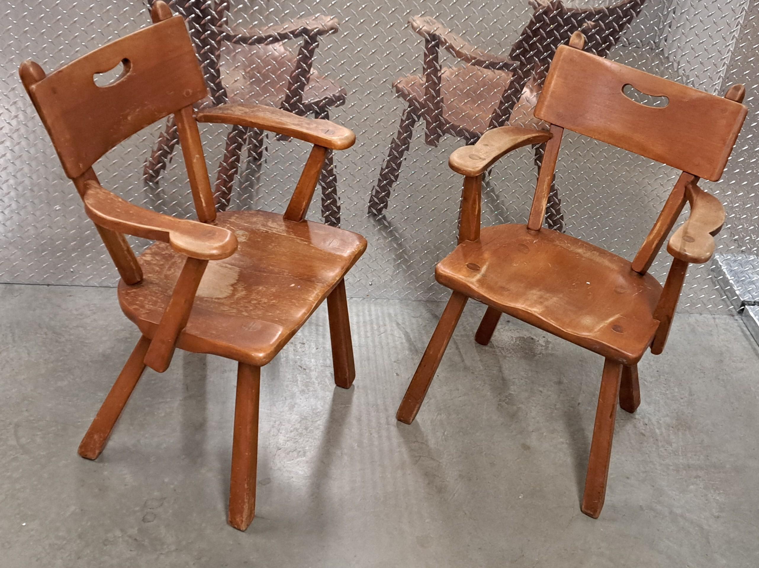 Paar Cushman Furniture Co. Frühe amerikanische geschnitzte Kapitäns-Esszimmerstühle aus Holz im Zustand „Gut“ im Angebot in Weymouth, MA