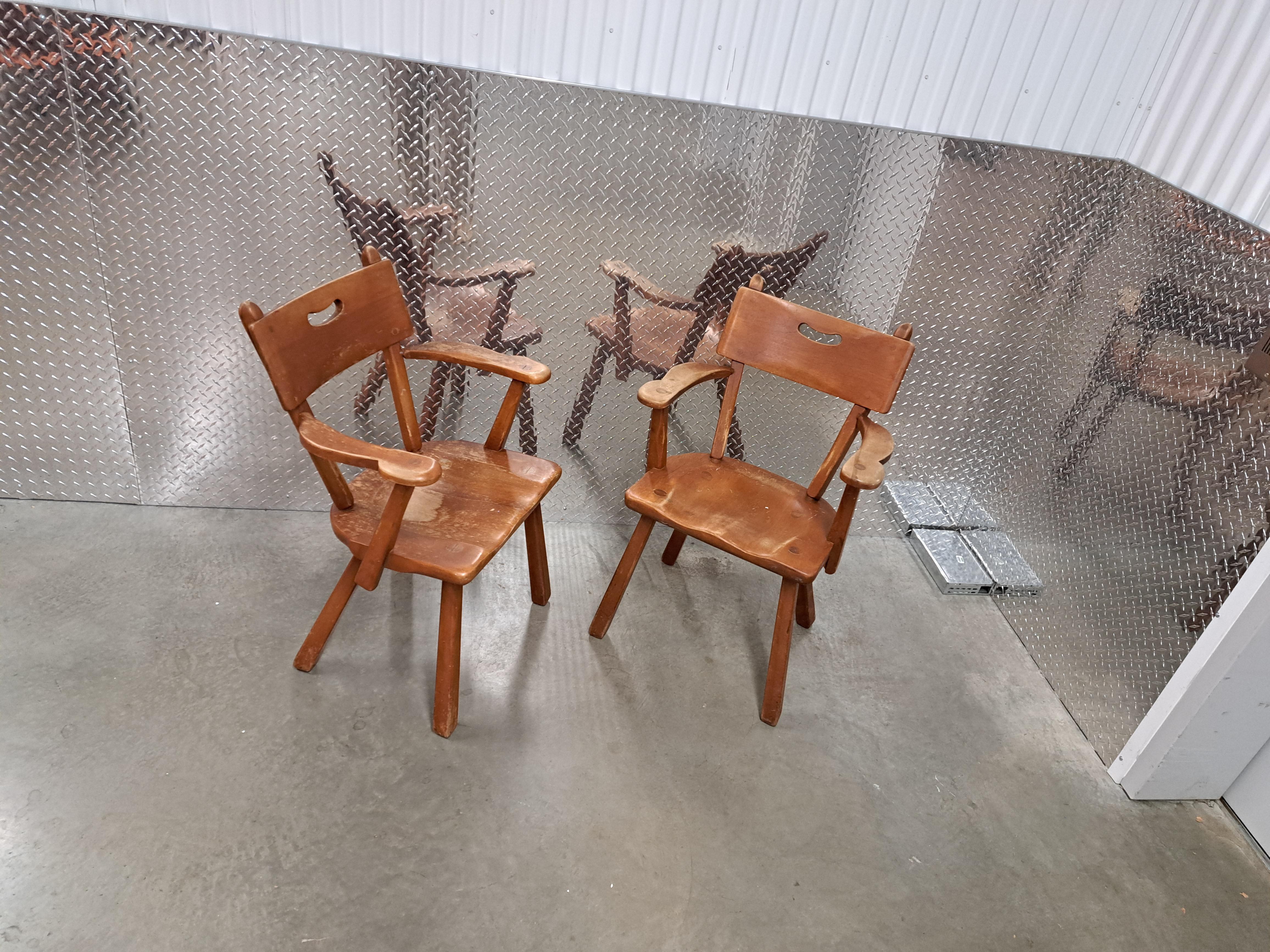 Paar Cushman Furniture Co. Frühe amerikanische geschnitzte Kapitäns-Esszimmerstühle aus Holz (20. Jahrhundert) im Angebot