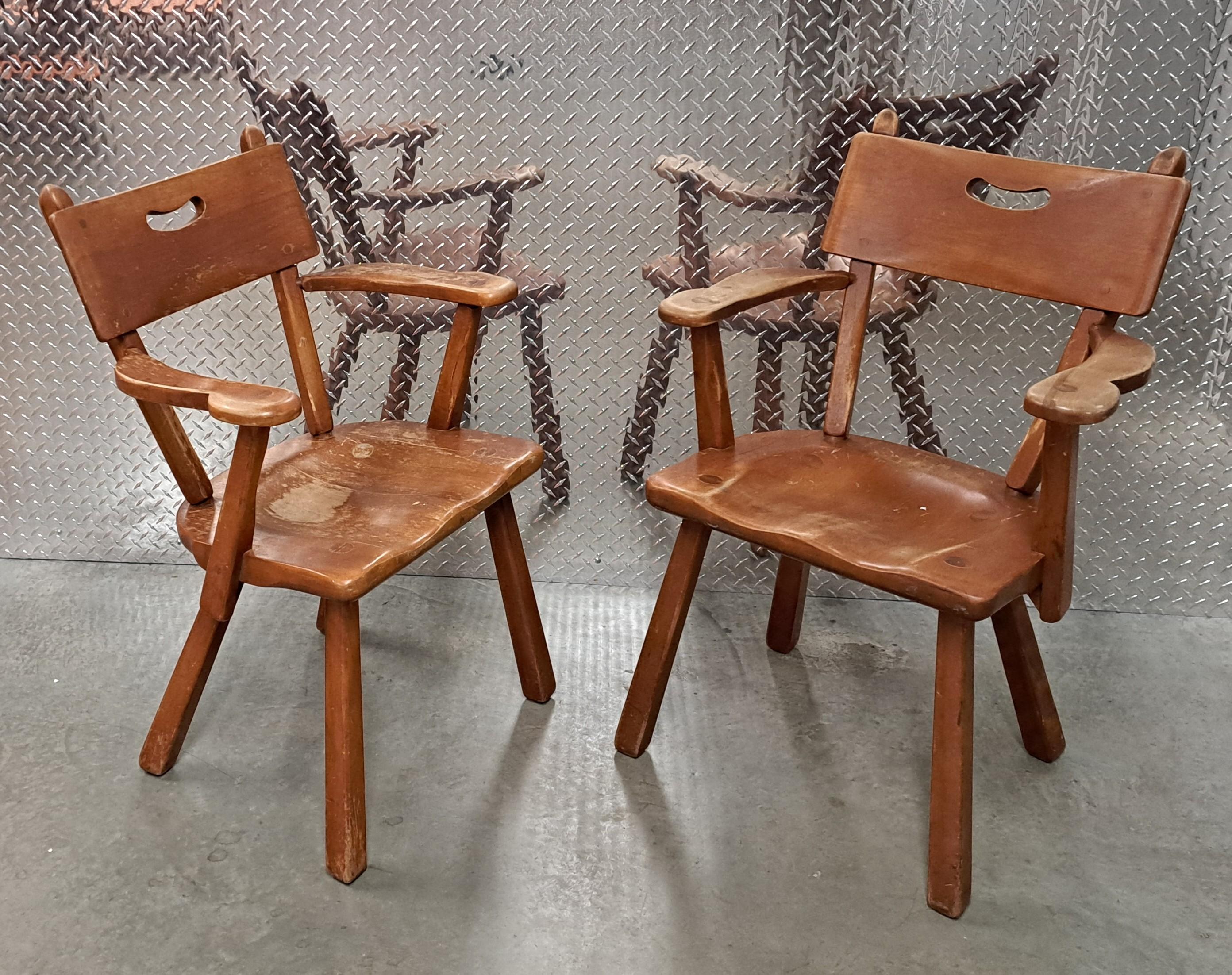 American Craftsman Pair of Cushman Furniture Co. Early American Carved Wood Captain's Dining Chairs For Sale