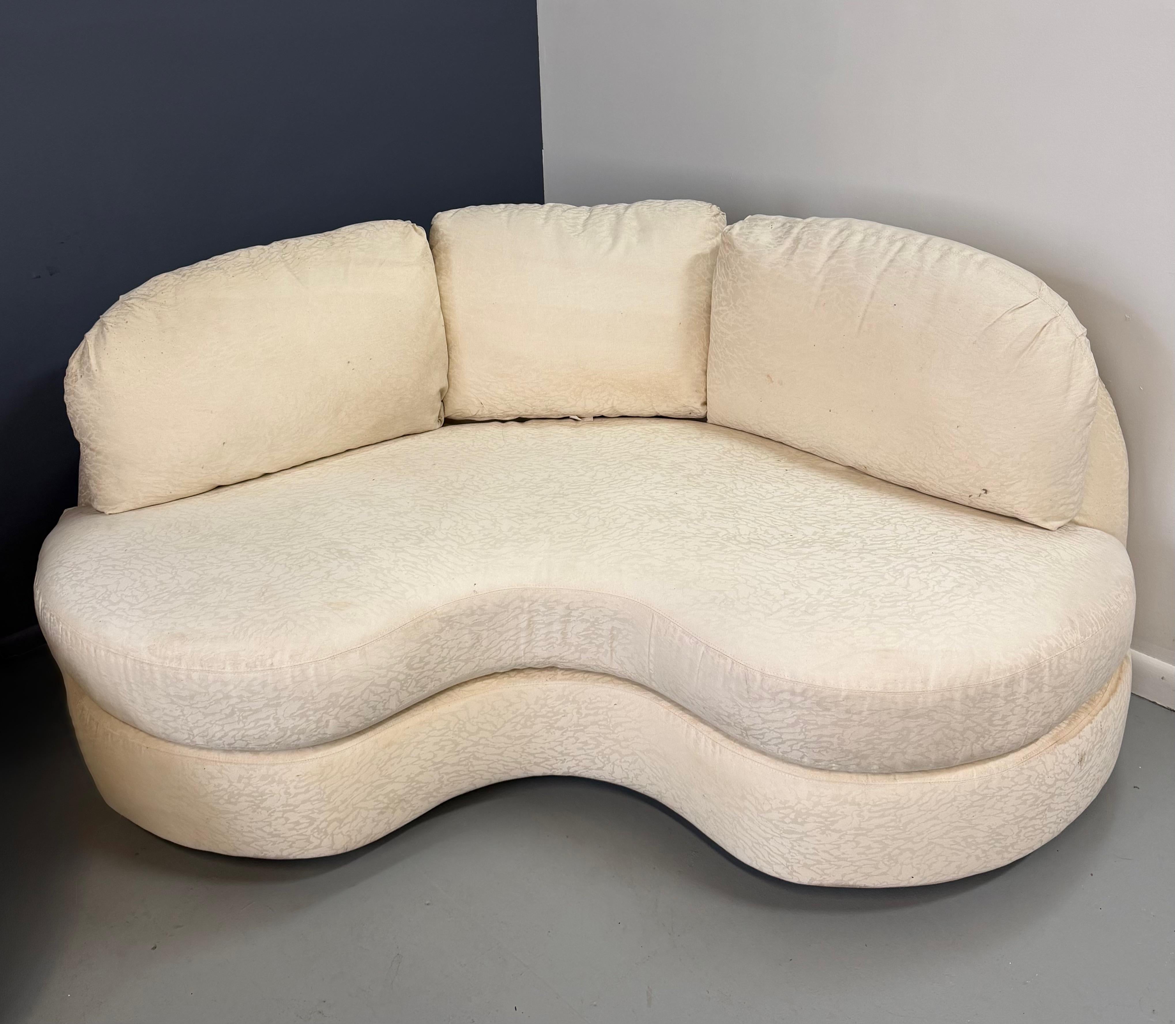 Pareja de sofás de dos plazas curvados a medida de los años 80 para Classic Gallery Mid Century Moderno de mediados de siglo en venta