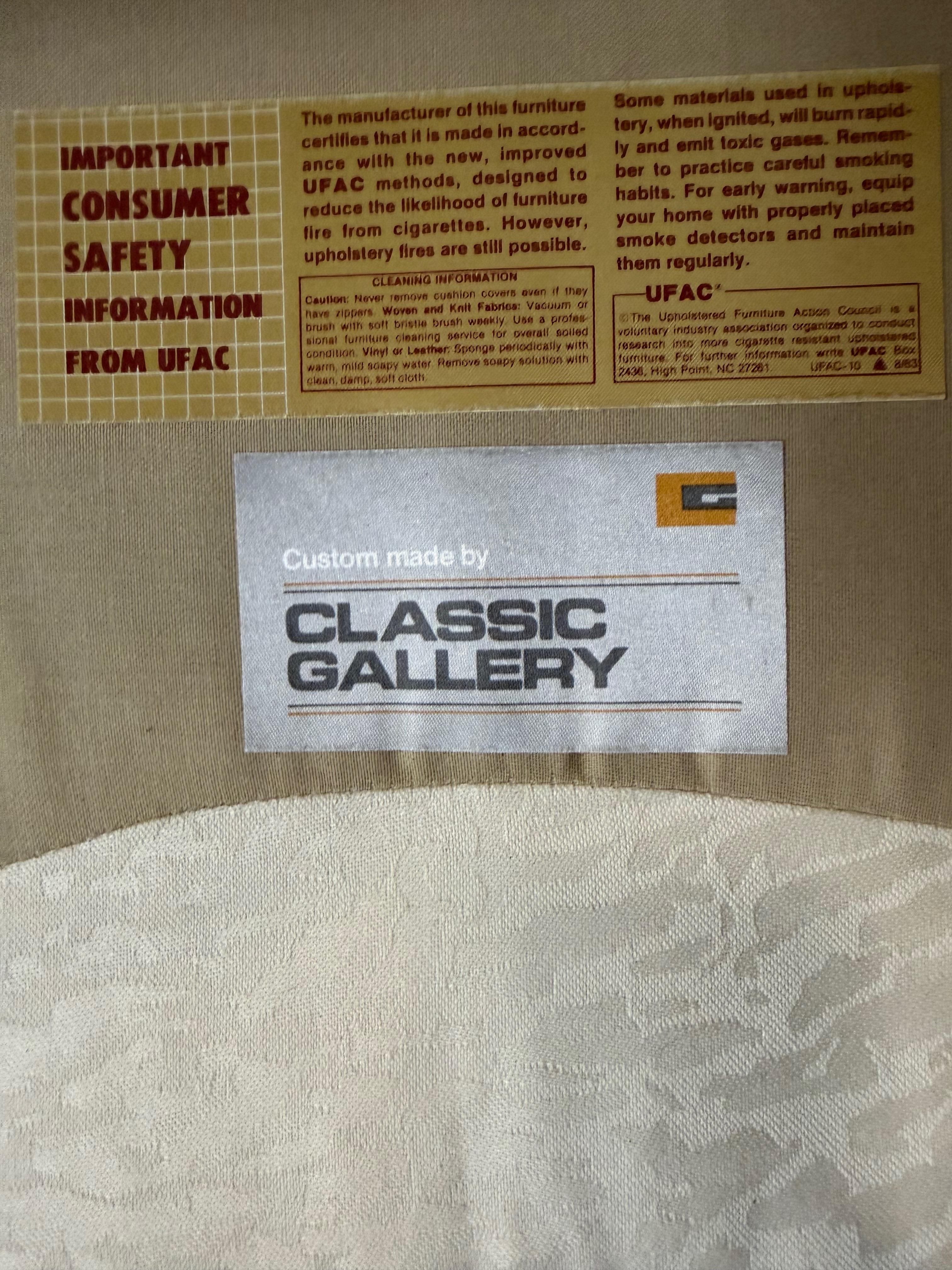 Pareja de sofás de dos plazas curvados a medida de los años 80 para Classic Gallery Mid Century en venta 3