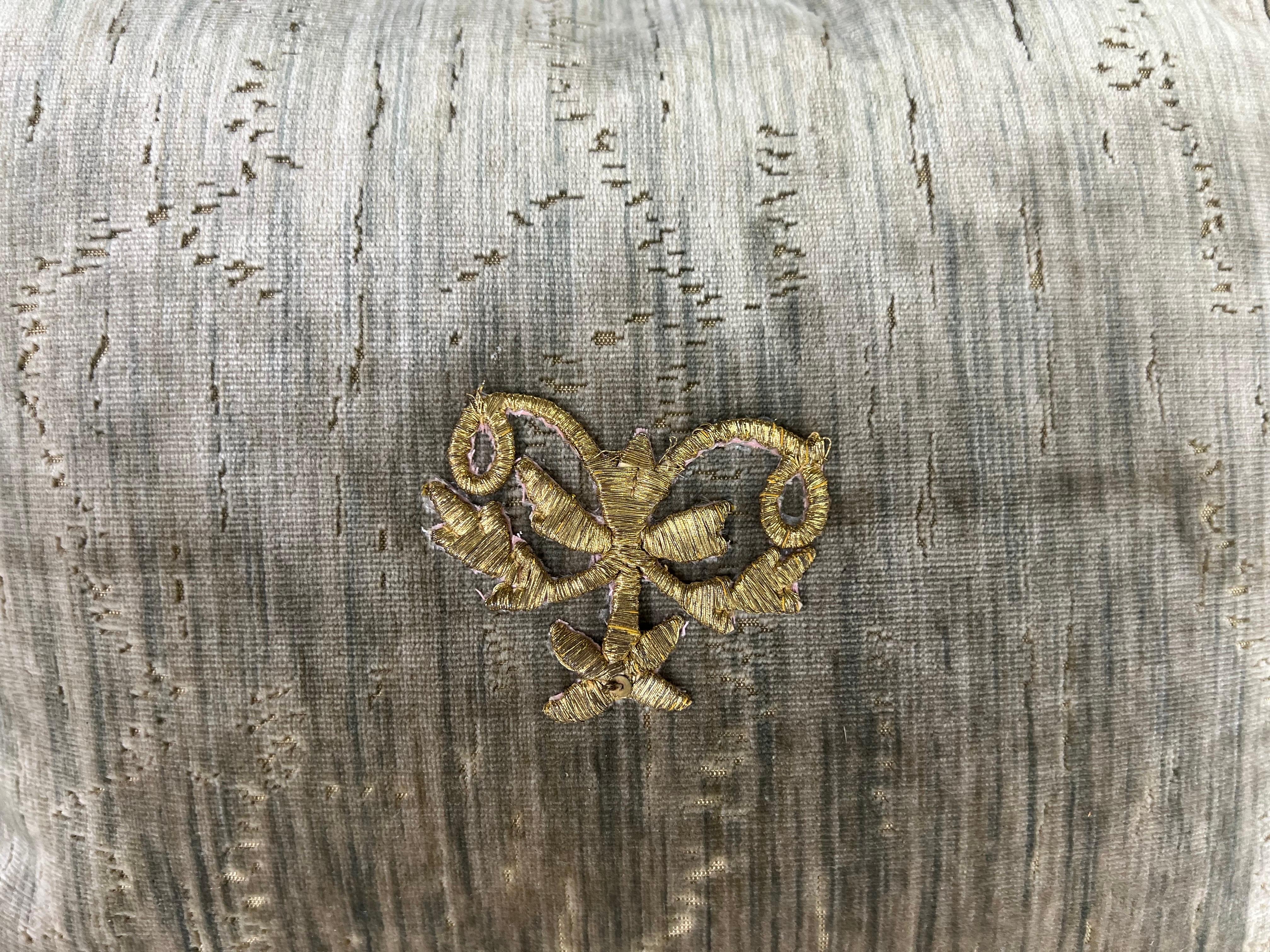 Paire de petits oreillers personnalisés en velours de soie gaufrée avec des appliques italiennes métalliques du 19e siècle apposées sur le devant.  Les dos sont en soie coordonnée.  Inserts en duvet, fermetures à glissière.