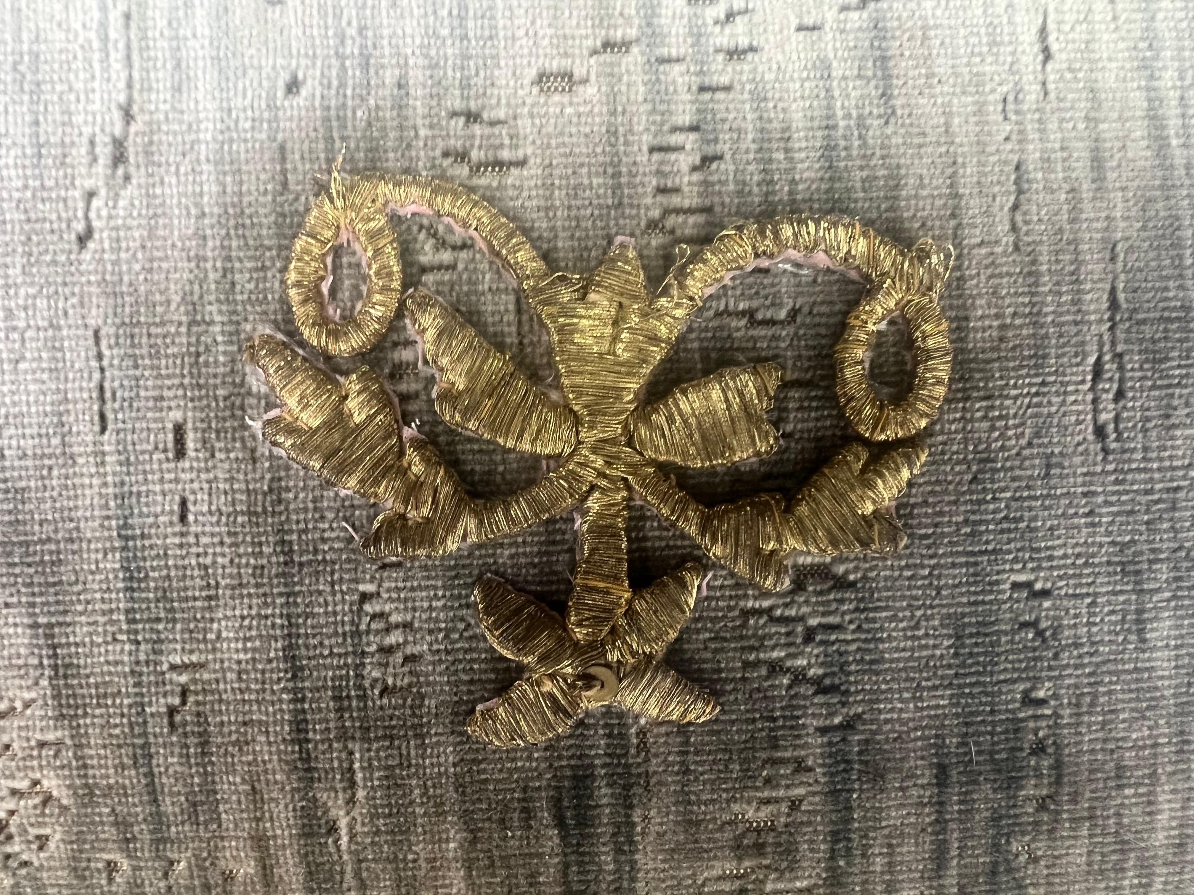 Baroque Paire de petits coussins avec appliques personnalisées par MLA en vente