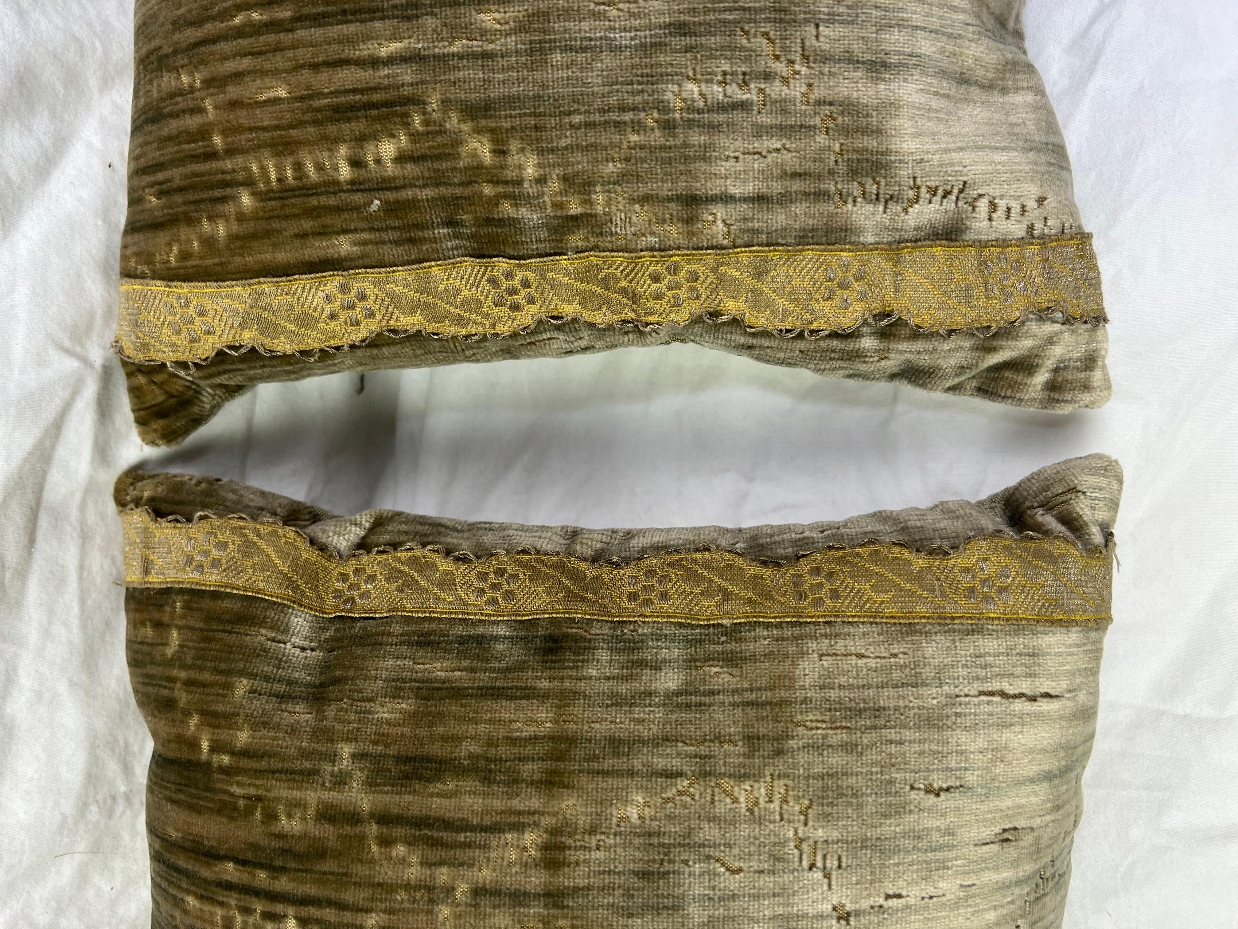 Américain Paire de petits coussins avec appliques personnalisées par MLA en vente