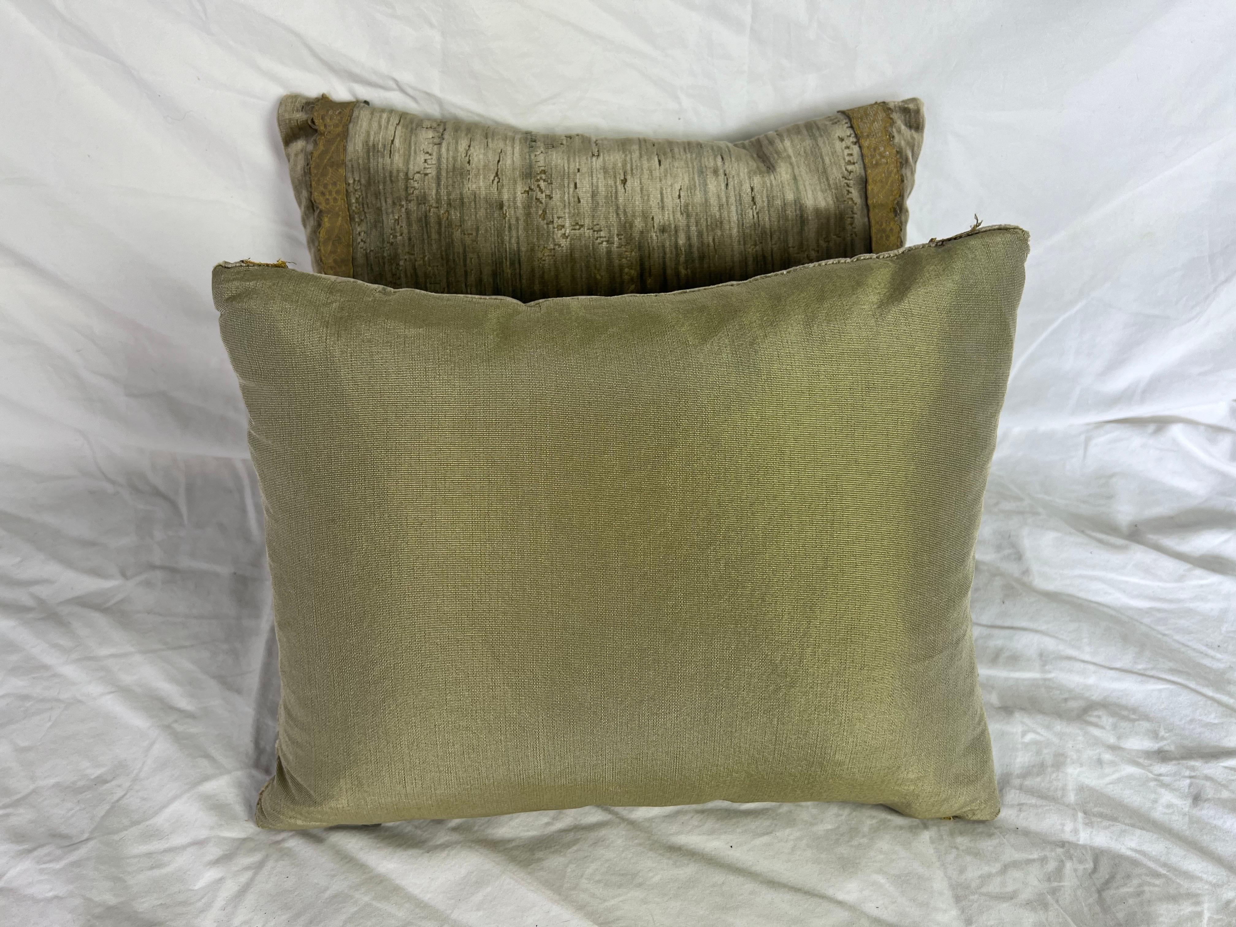 XXIe siècle et contemporain Paire de petits coussins avec appliques personnalisées par MLA en vente