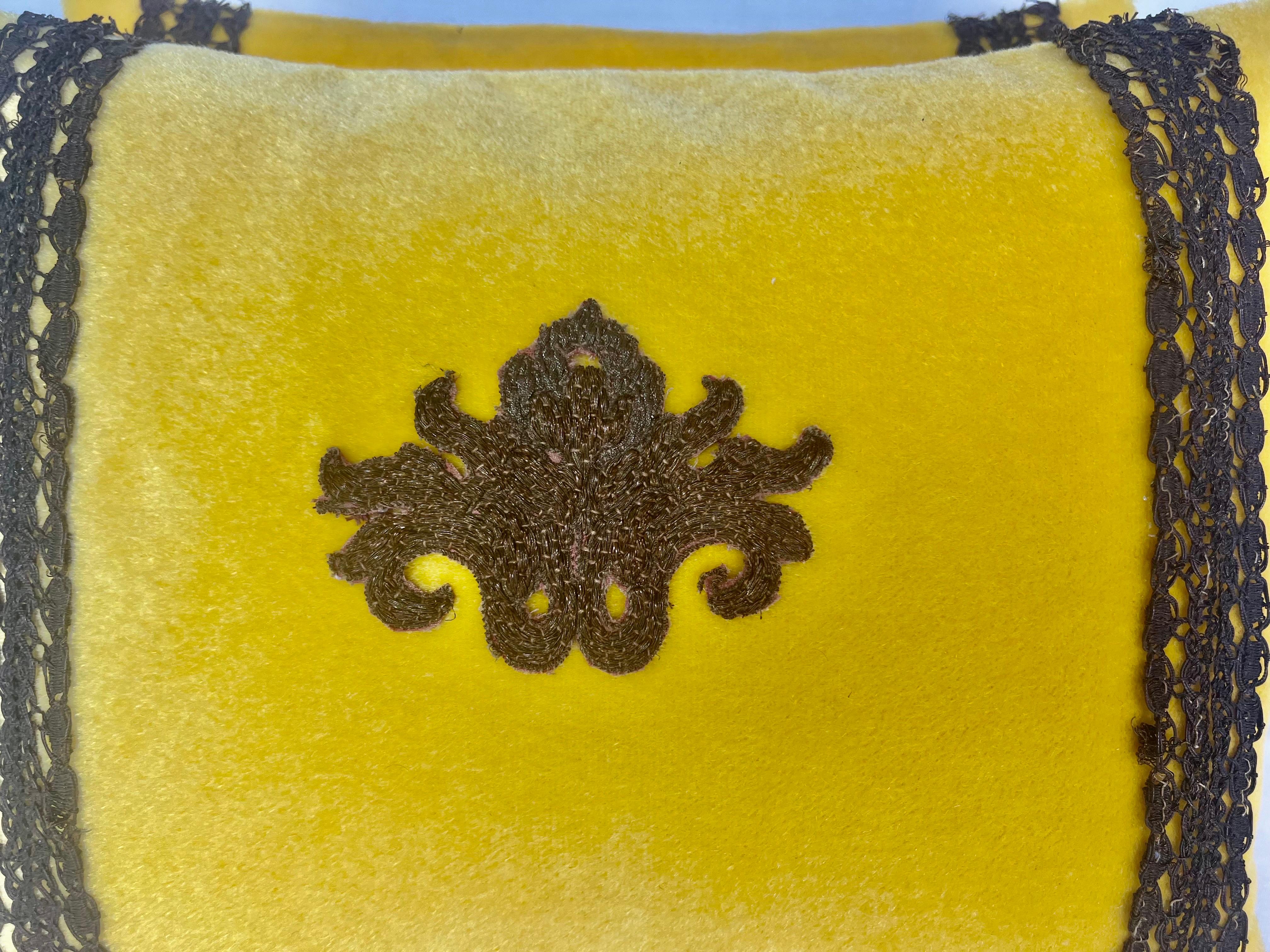 Individuelle zierliche gelbe Kissen mit Metall- und Chenille-Applikationen aus dem 19.  Gelbe Seide auf den Rückseiten.  Dauneneinsätze, Reißverschlüsse.