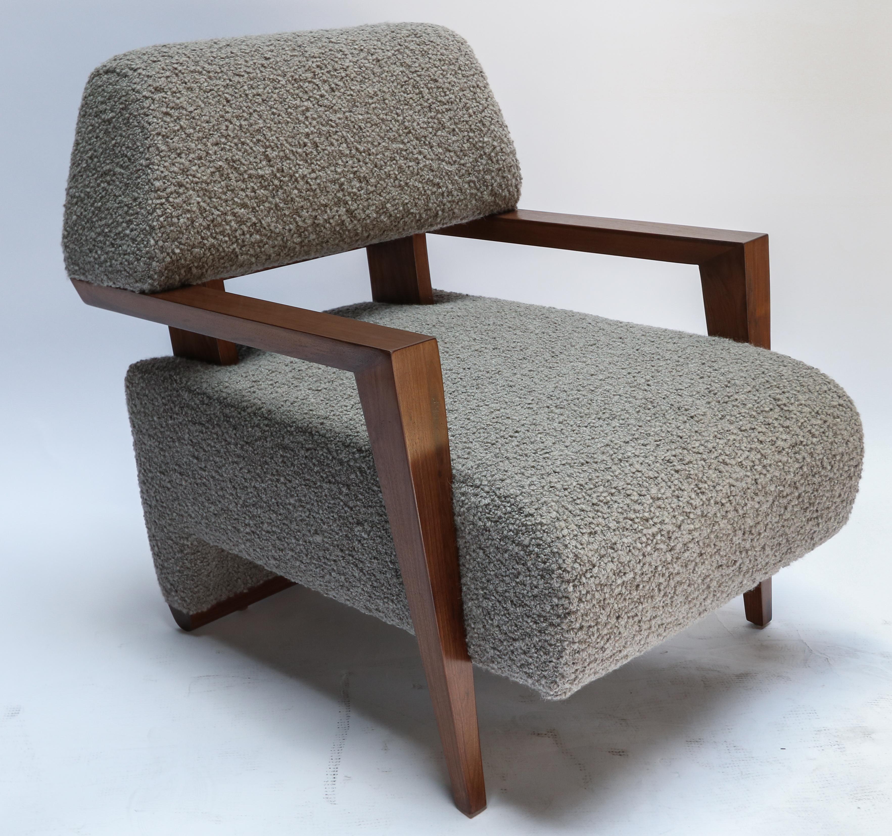 Américain Paire de fauteuils Art Déco sur mesure en noyer de style mi-siècle moderne par Adesso Imports