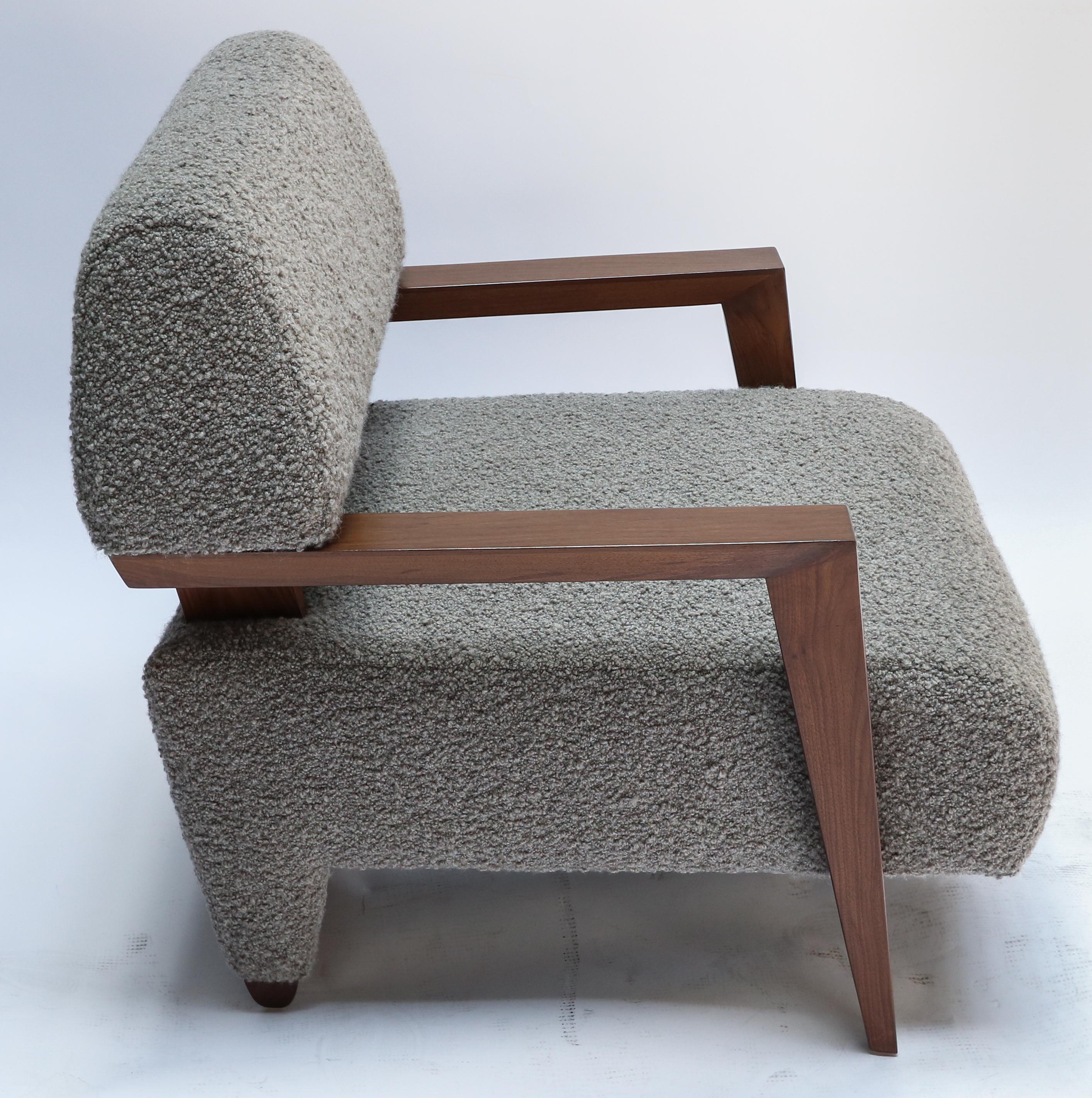 XXIe siècle et contemporain Paire de fauteuils Art Déco sur mesure en noyer de style mi-siècle moderne par Adesso Imports