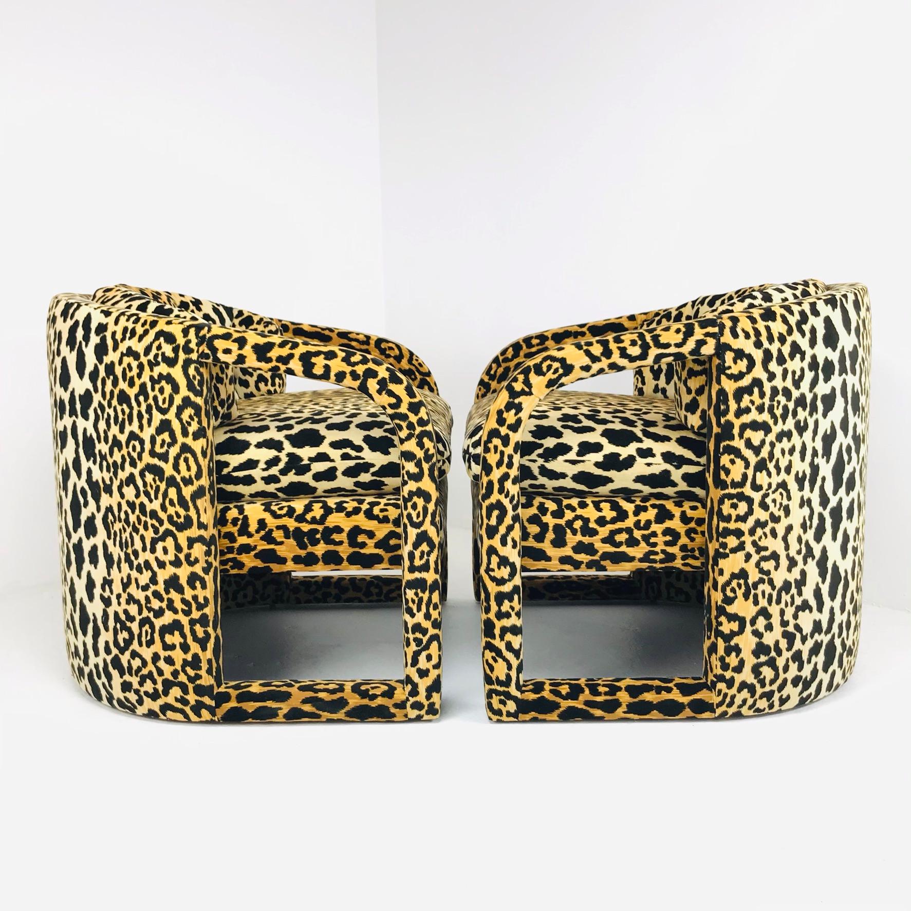 Wunderschönes Paar Sessel mit ausgeschnittener Rückenlehne und maßgeschneidertem Leopardensamt. Wird auf Bestellung gefertigt und kann nach Ihren Vorgaben geändert werden. Erhältlich für $5800 (wie abgebildet), oder in einem Stoff nach Wahl für