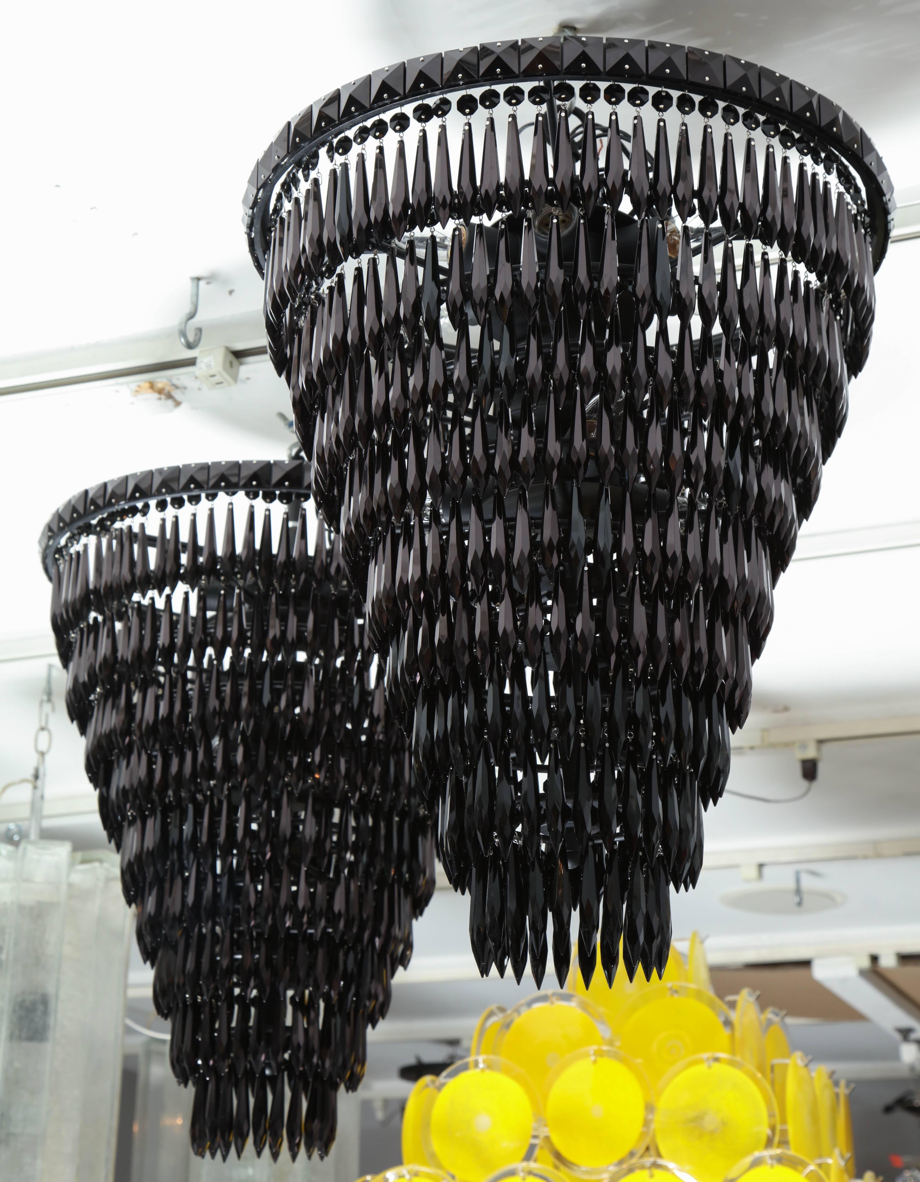 Hollywood Regency Paire de Pendentifs personnalisés en cristal noir à franges en vente