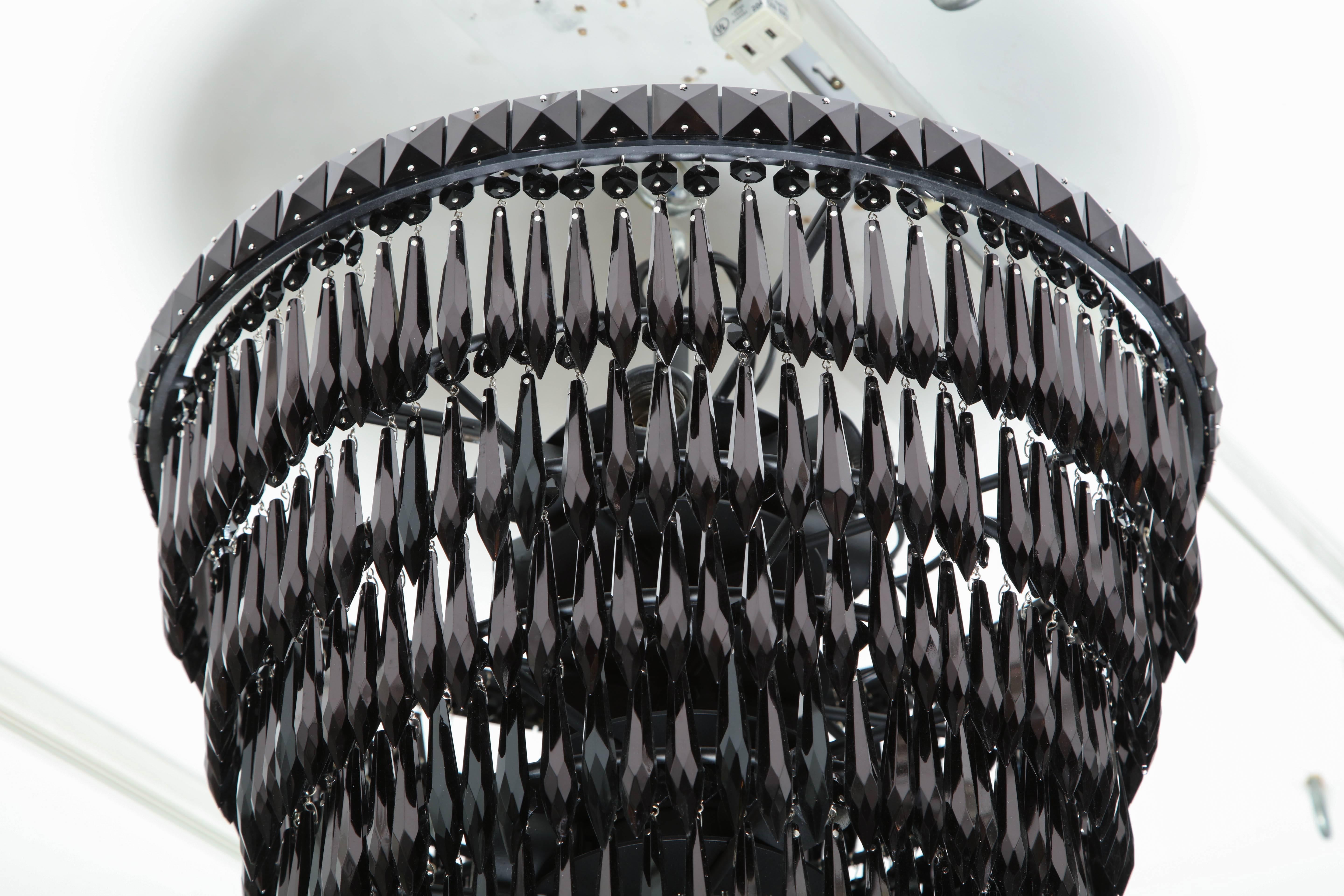 Paire de Pendentifs personnalisés en cristal noir à franges en vente 1