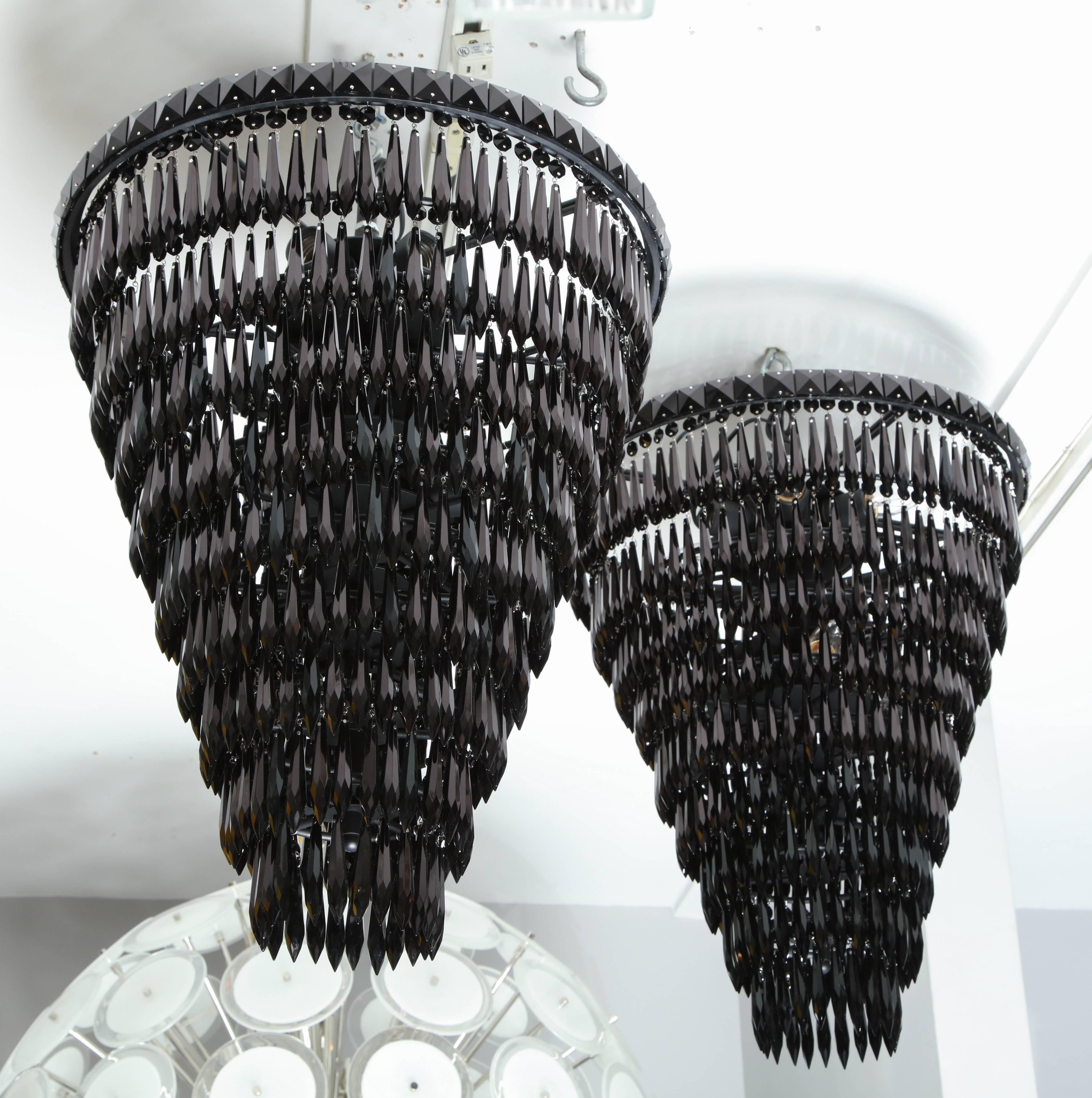 Paire de pendentifs personnalisés en cristal à franges noires. La personnalisation est possible dans différentes tailles, finitions et couleurs.