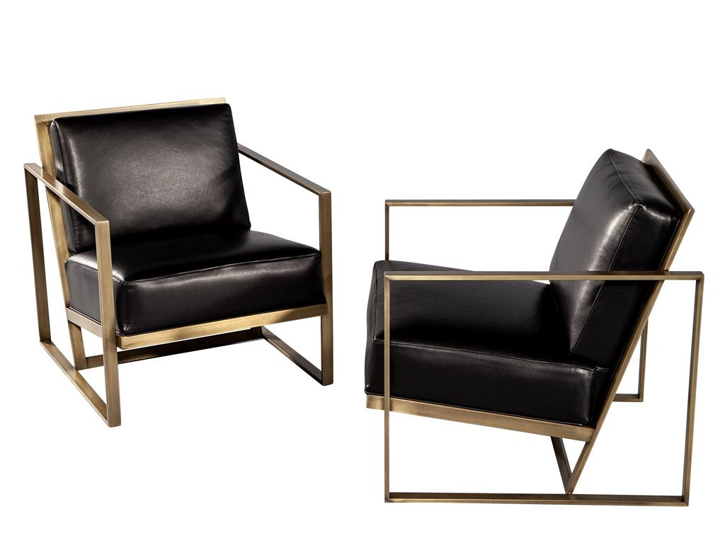 Diese Stühle sind aus hochwertigem schwarzem italienischem Leder gefertigt und strahlen Luxus und Raffinesse aus. Jeder Stuhl wird in Kanada in Handarbeit und mit viel Liebe zum Detail hergestellt, um höchste Qualität zu gewährleisten. Die