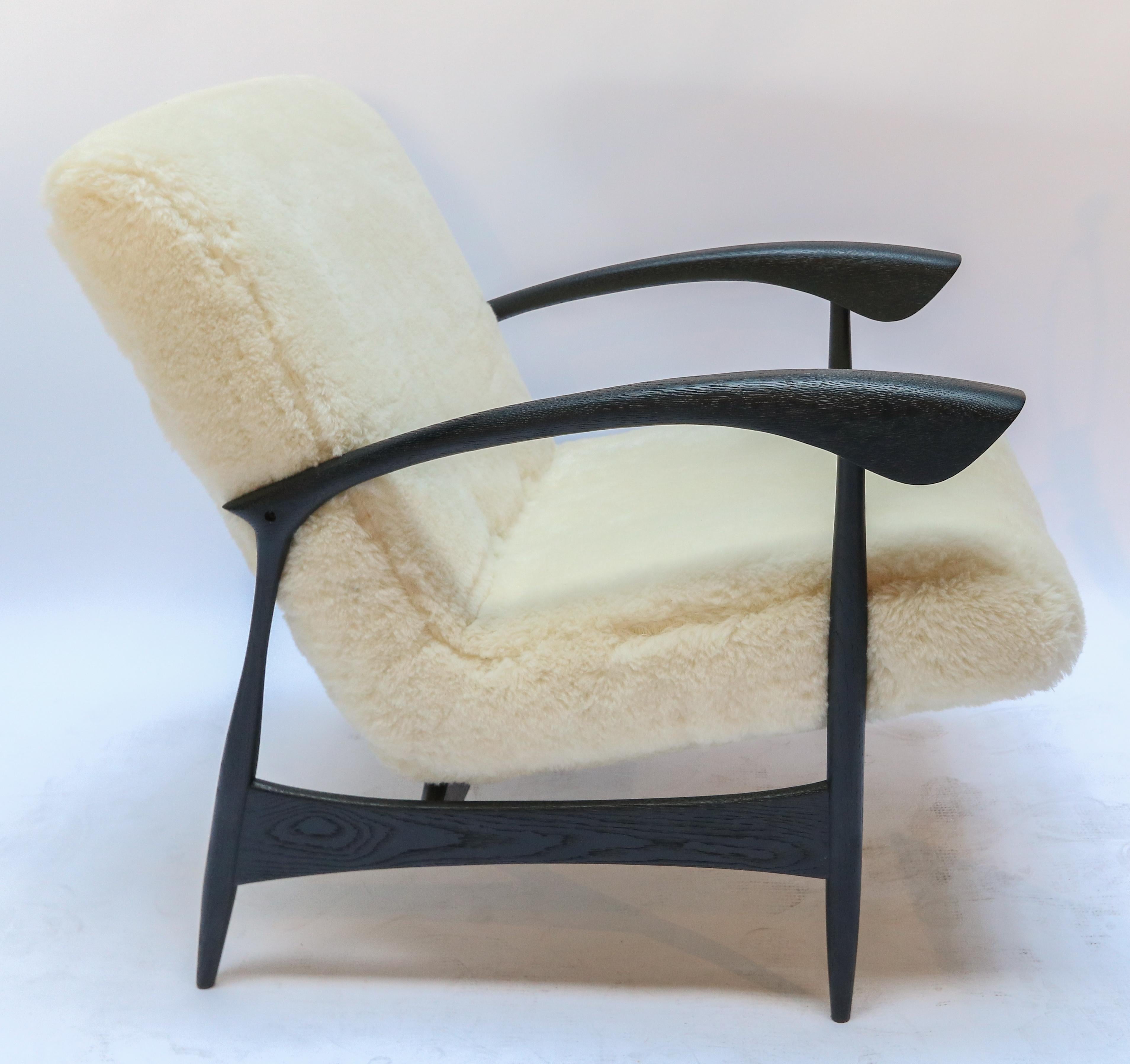 Ein Paar maßgefertigte Sessel aus schwarzer, matter Eiche und elfenbeinfarbener Wolle von Adesso Imports (amerikanisch) im Angebot