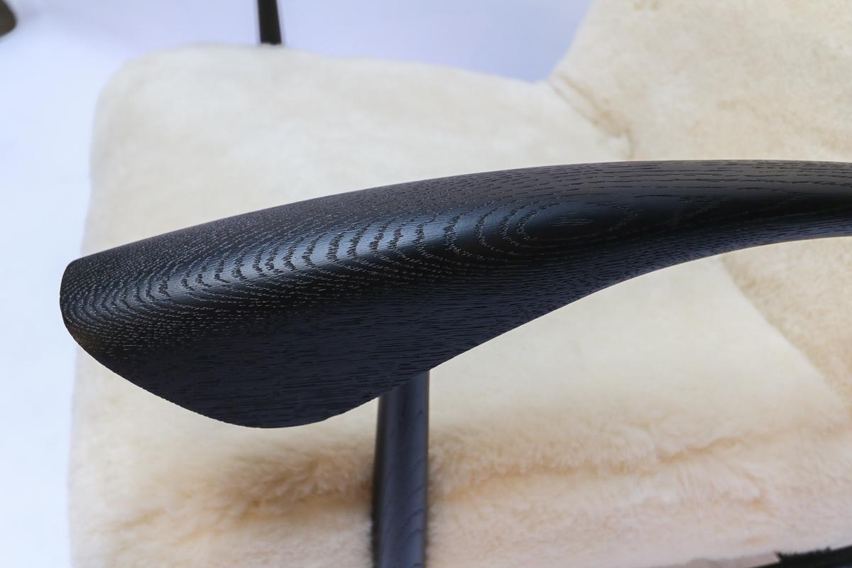 Ein Paar maßgefertigte Sessel aus schwarzer, matter Eiche und elfenbeinfarbener Wolle von Adesso Imports im Angebot 3